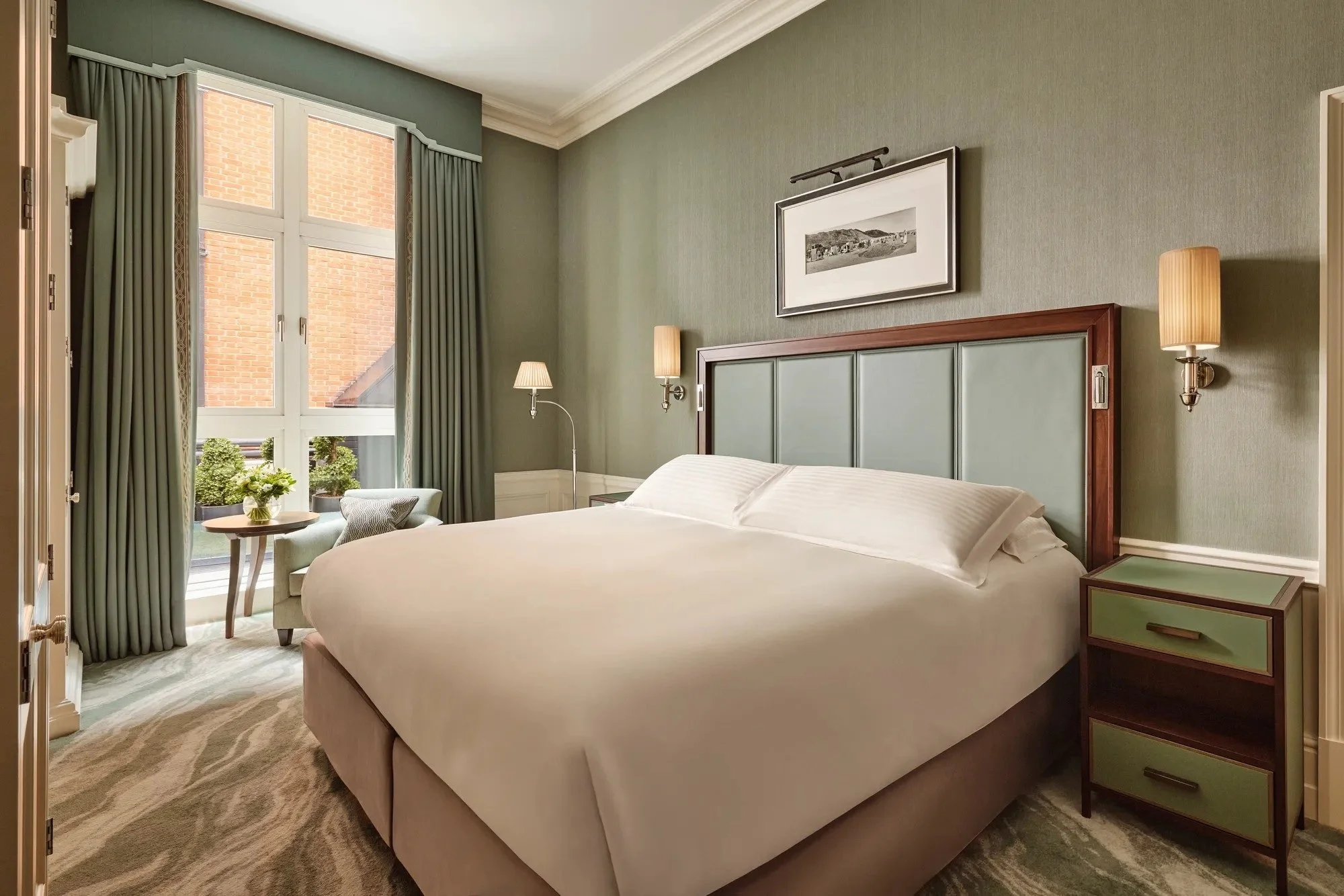 07-courtyard-superior-room.jpg