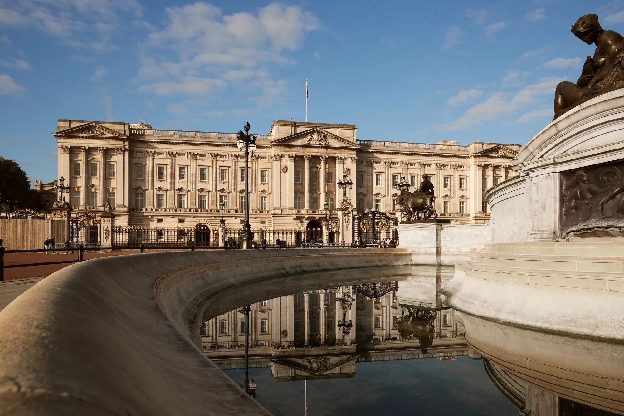 45-buckingham-palace-and-victoria-memorial.jpg