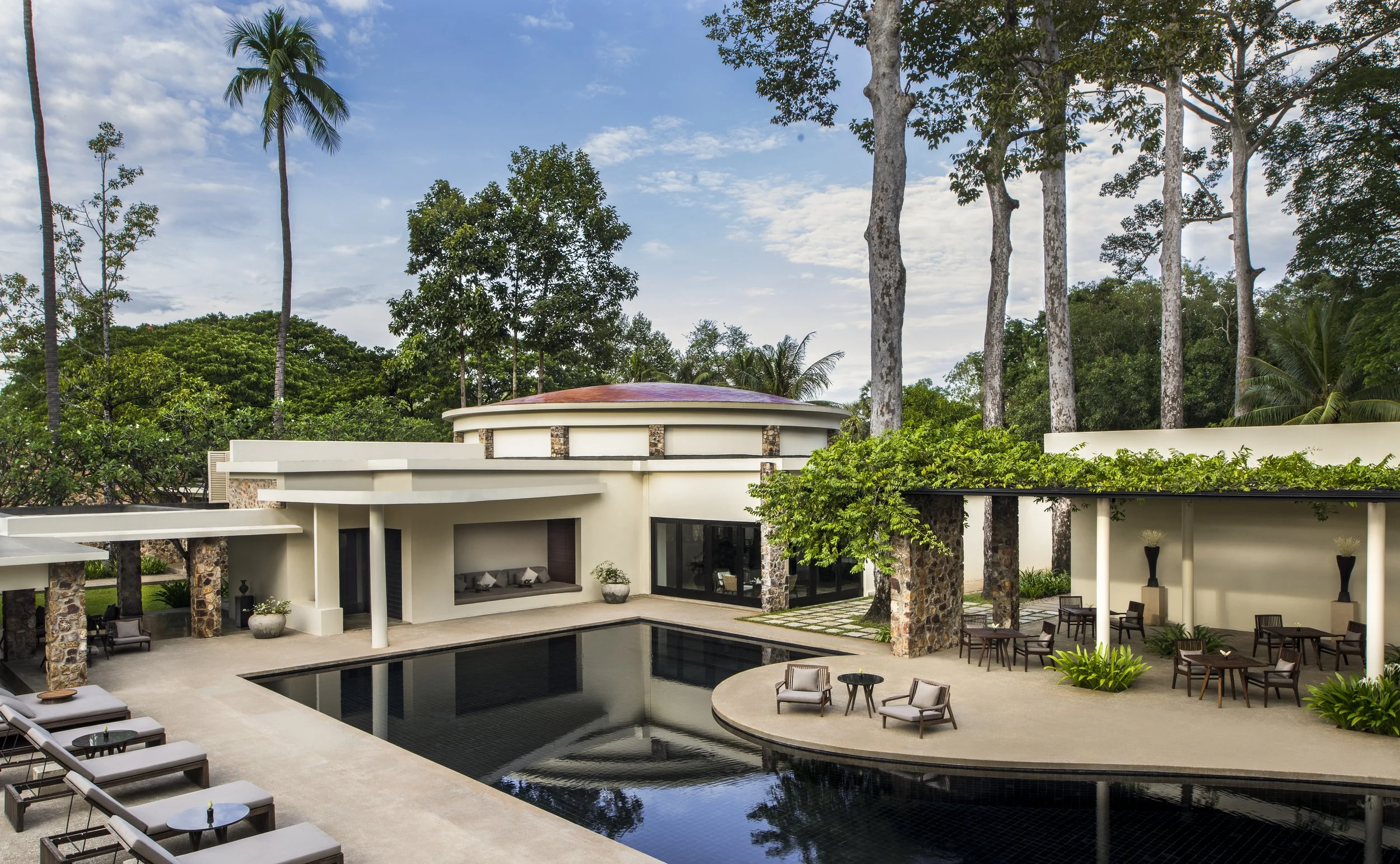 01-amansara-main-pool-and-modernist-pavilion.jpg