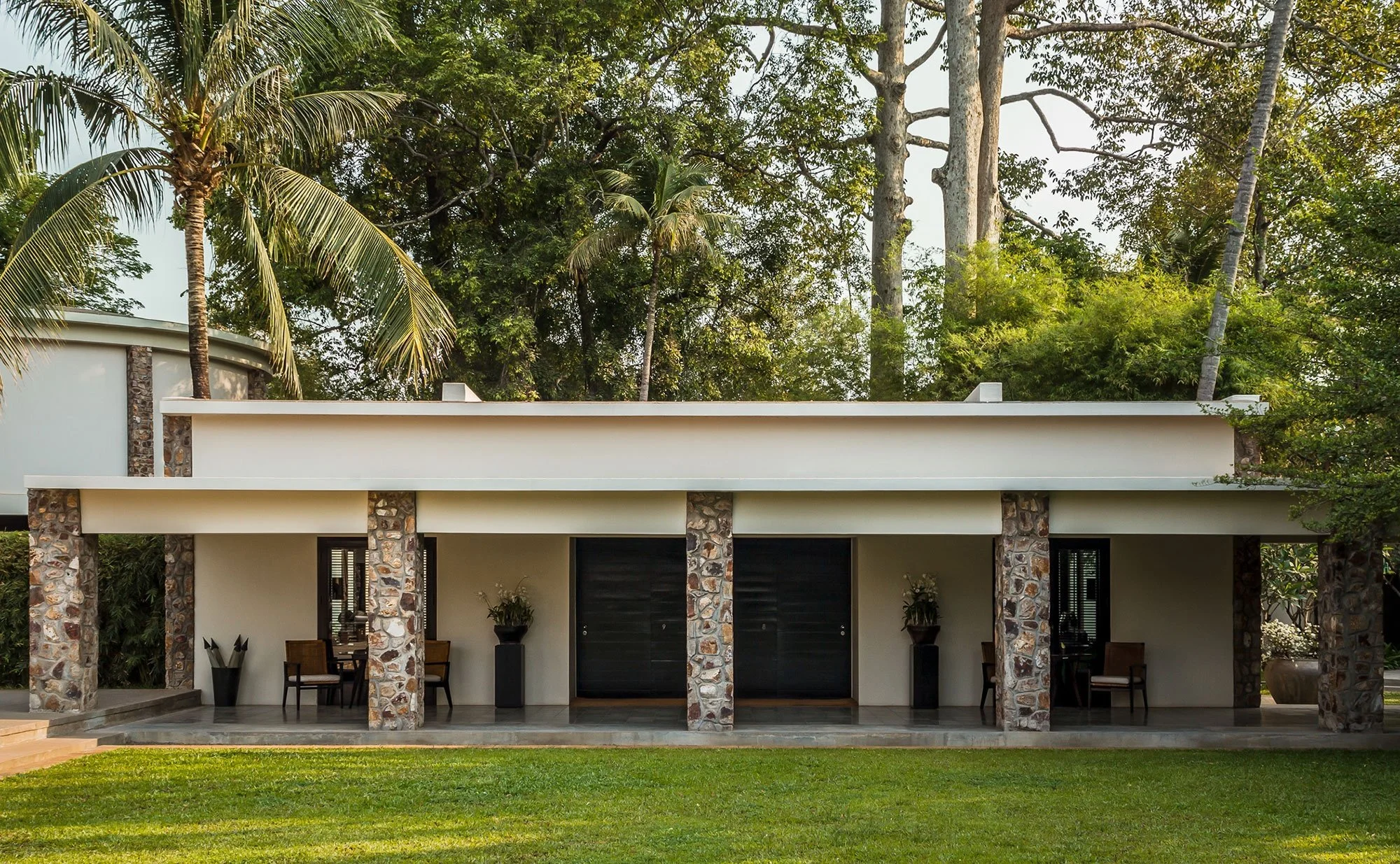 08-low-rise-accommodation-pavilion-and-tropical-planting.jpg