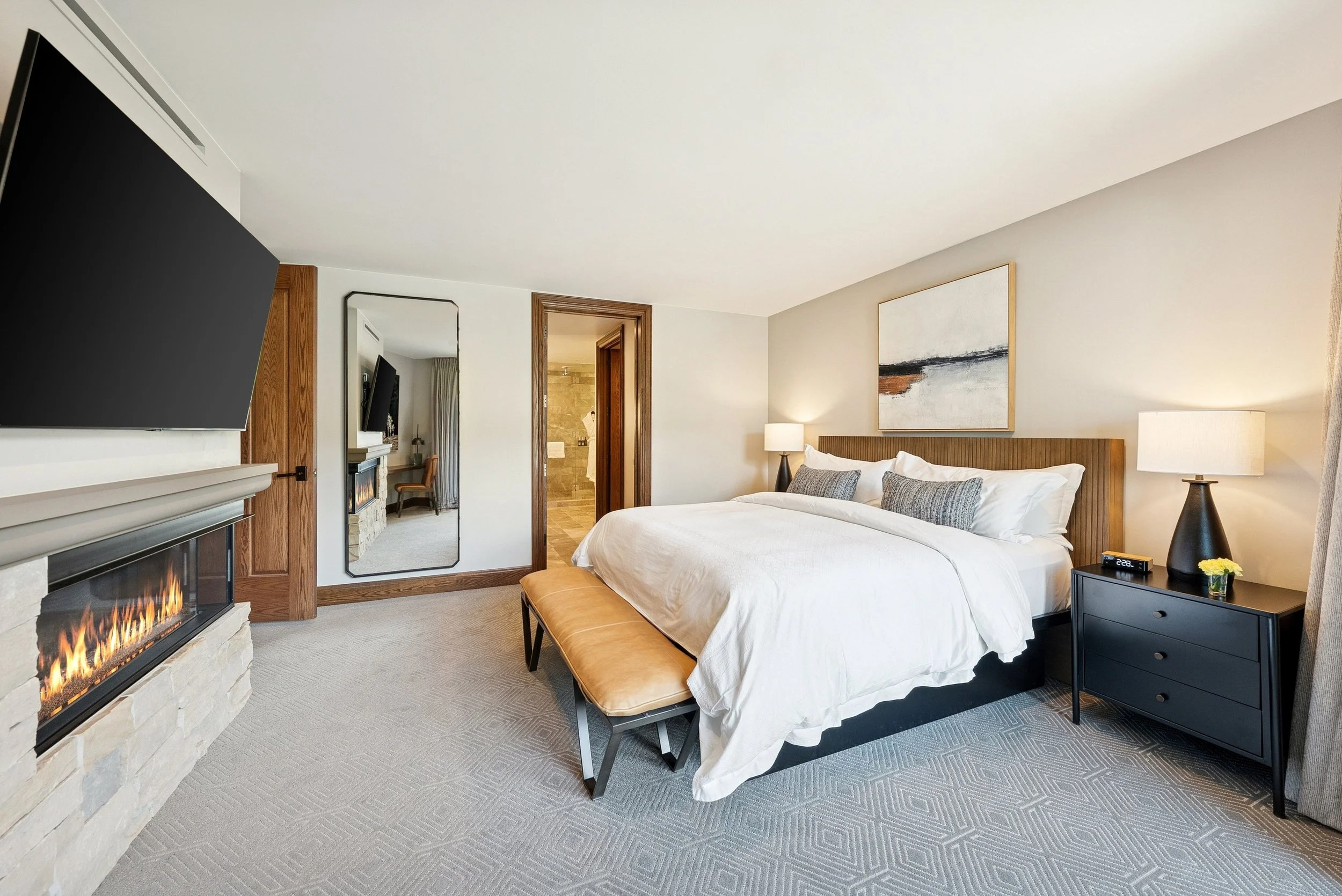 05-snow-park-king-room-with-a-fireplace.jpg