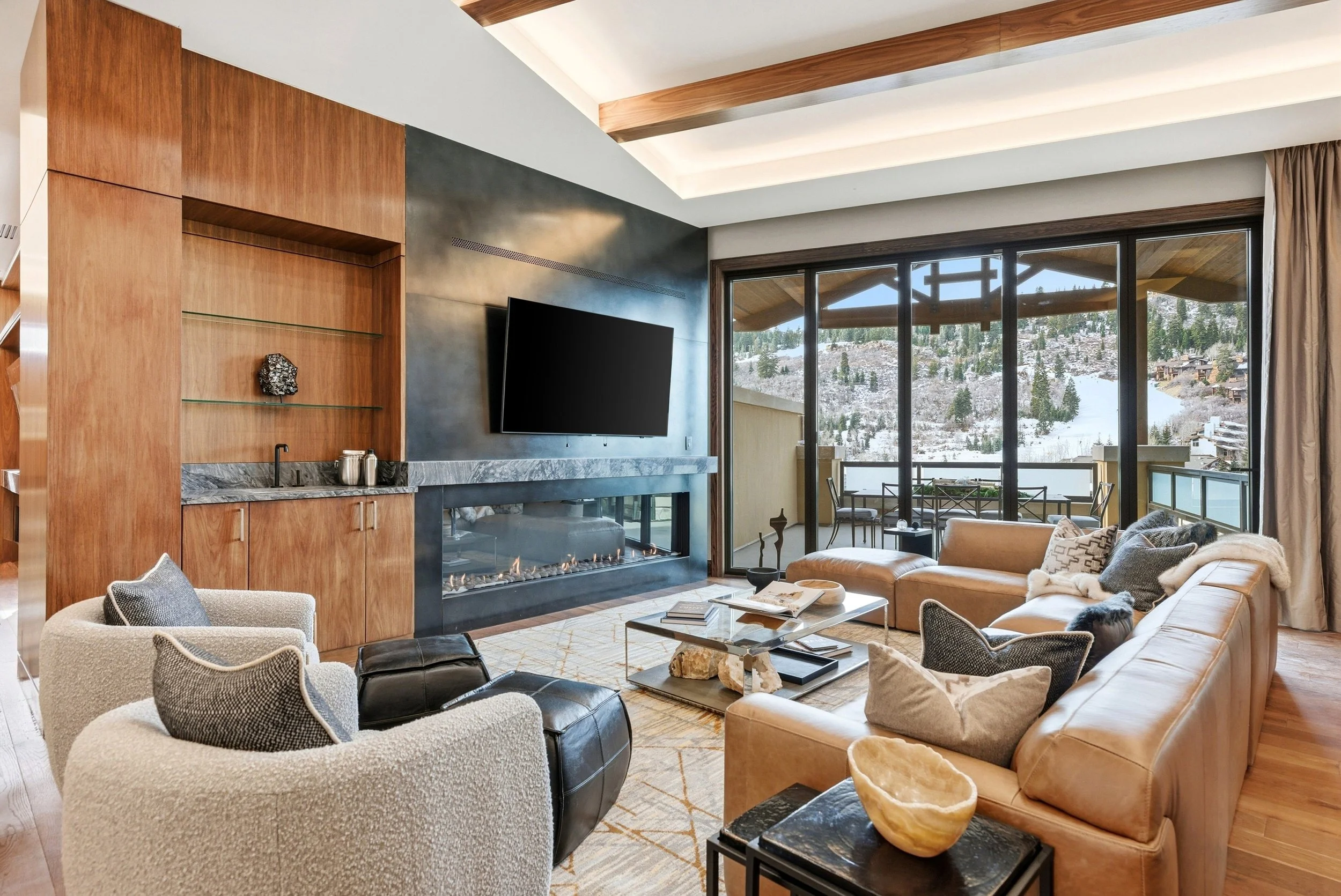 09-snow-park-presidential-living-room.jpg