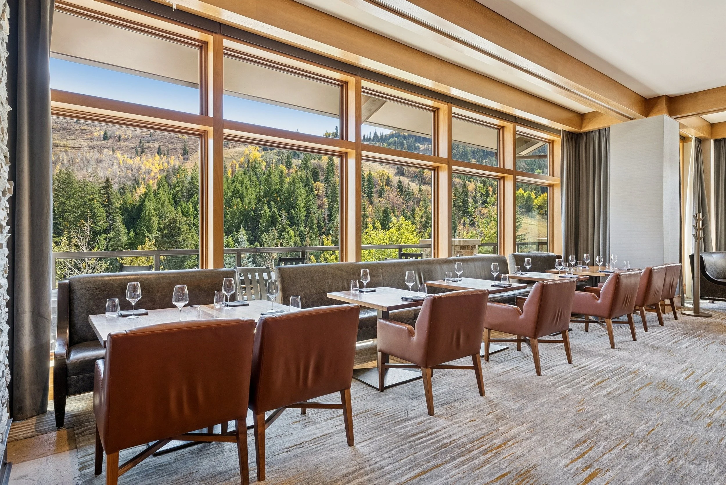 15-rime-tables-beside-broad-mountain-facing-windows.jpg