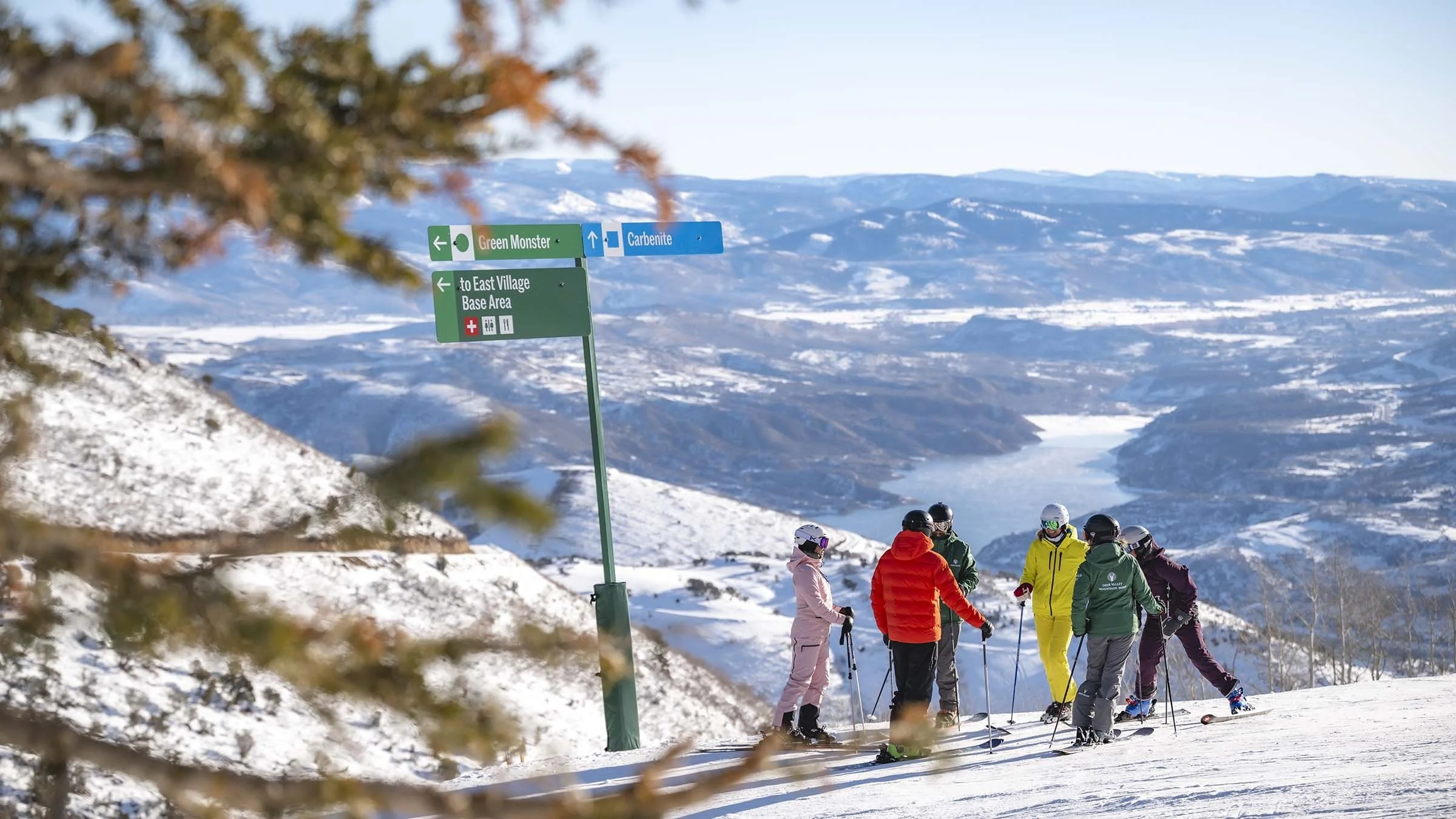 40-deer-valley-mountain-host-group-on-the-slopes.jpg