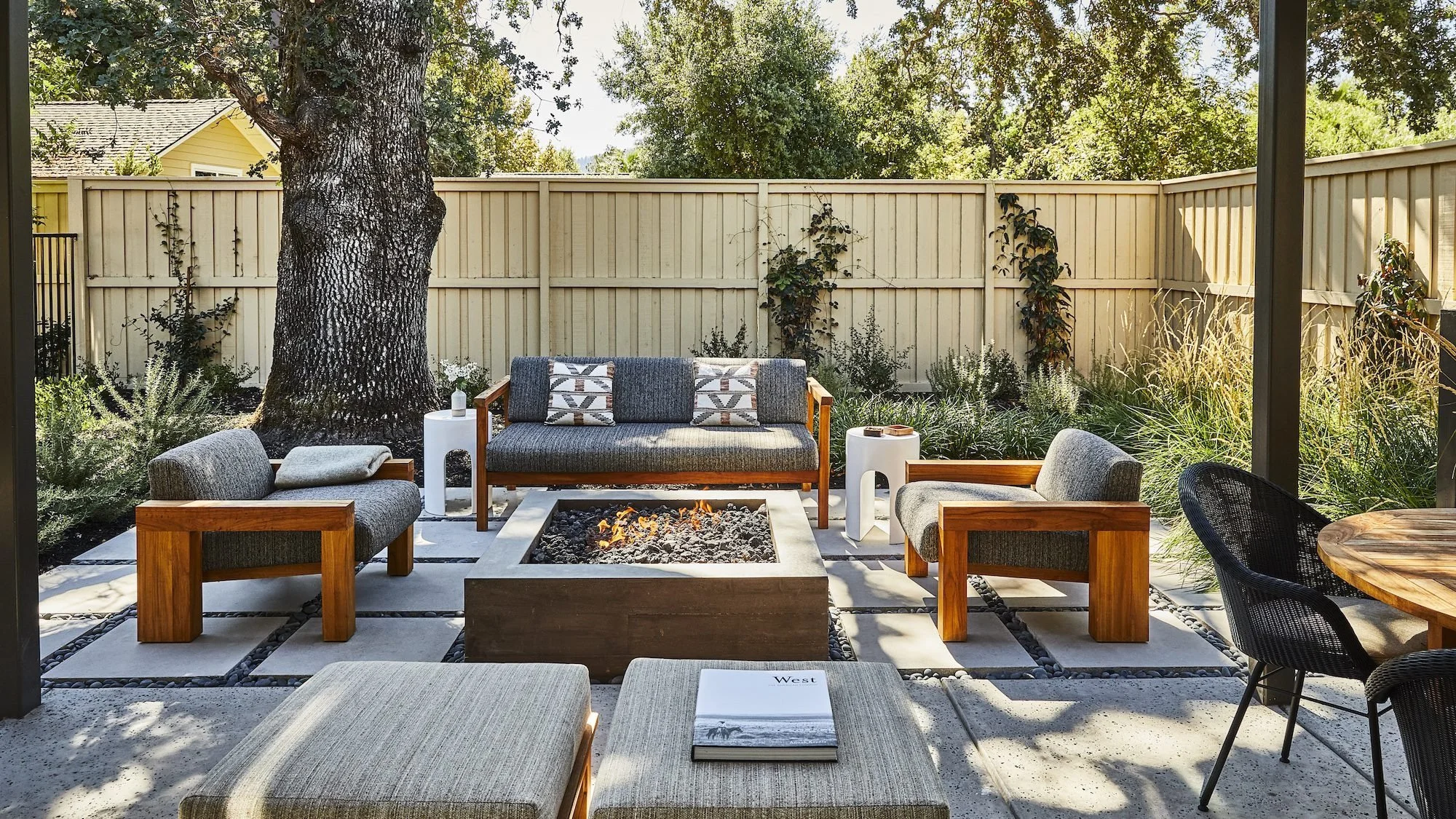 10-A-garden-patio-with-fire-pit.jpg
