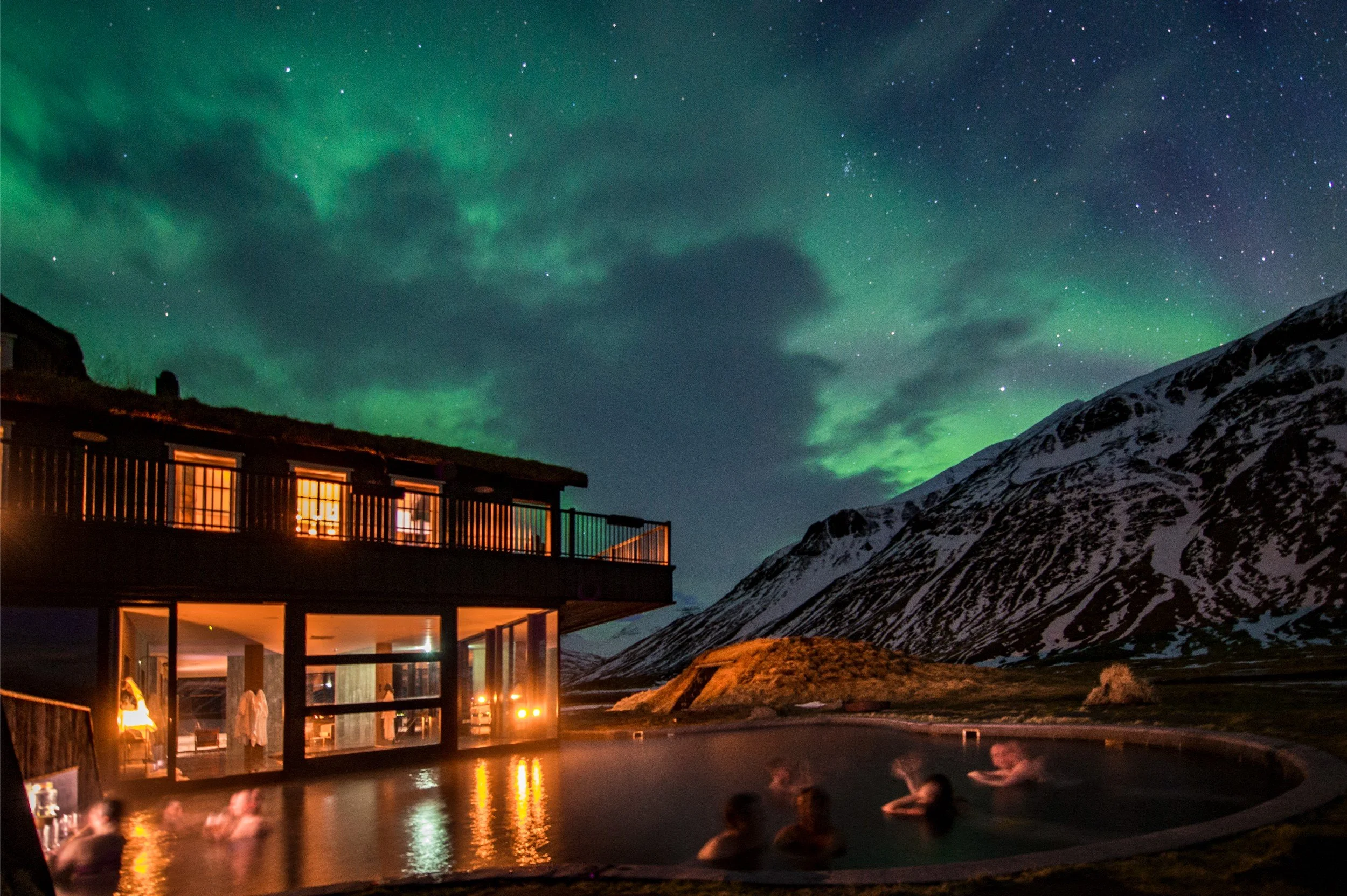 02-northern-lights-above-the-lodge-and-pool.jpg