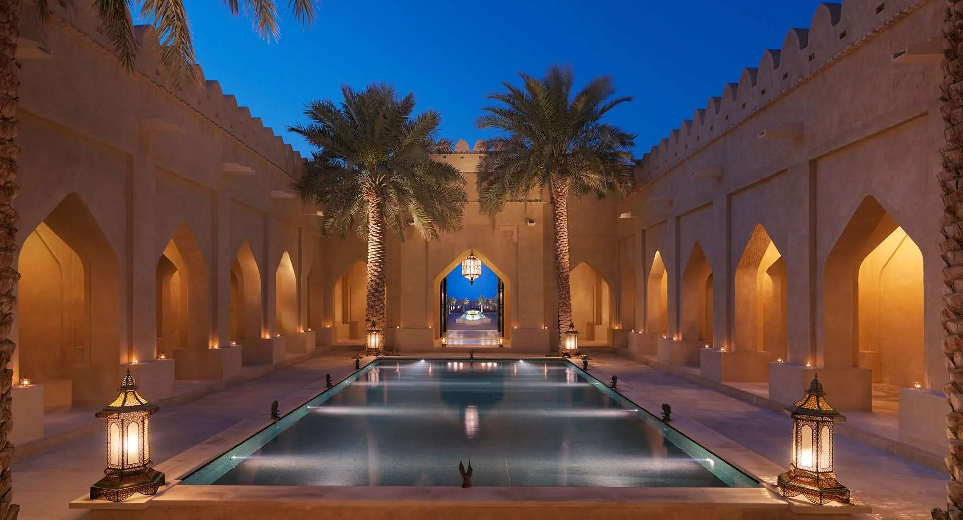 qasr_al_sarab_by_anantara_courtyard_at_night_1920x1037.jpg