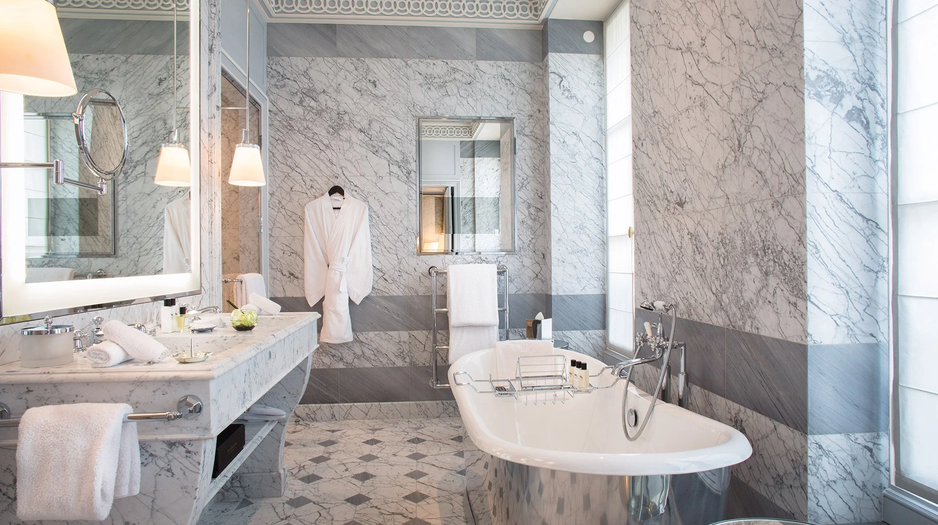 La-Reserve-Paris-suite-bathroom-bathtub.jpg