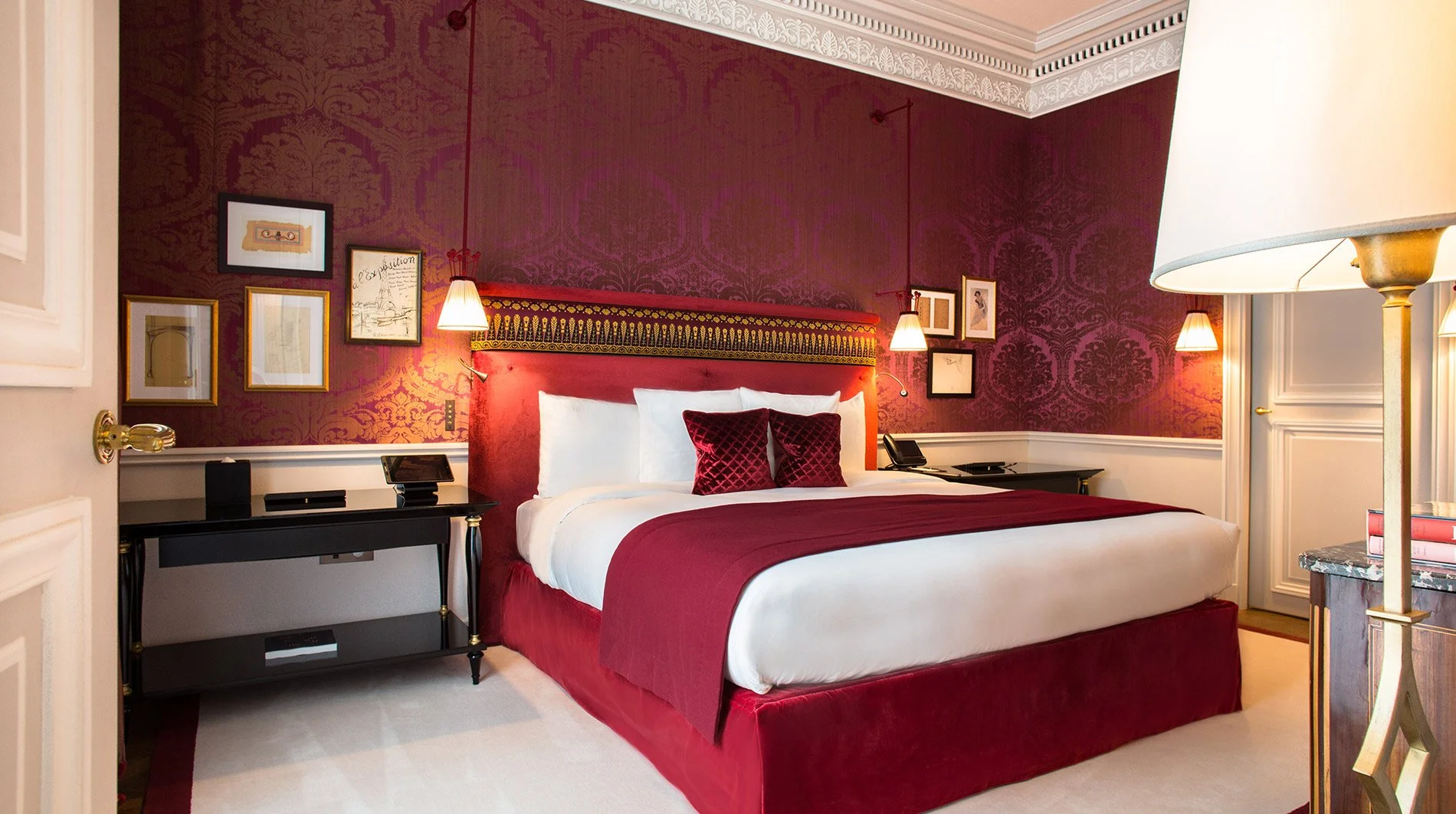 La-Reserve-Paris-suite-red.jpg