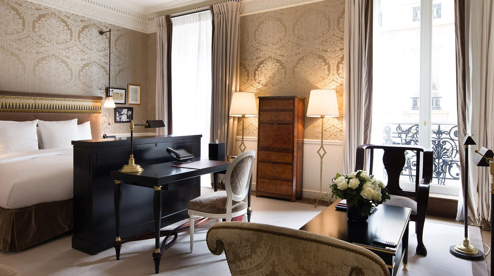 La-Reserve-Paris-deluxe-junior-suite.jpg