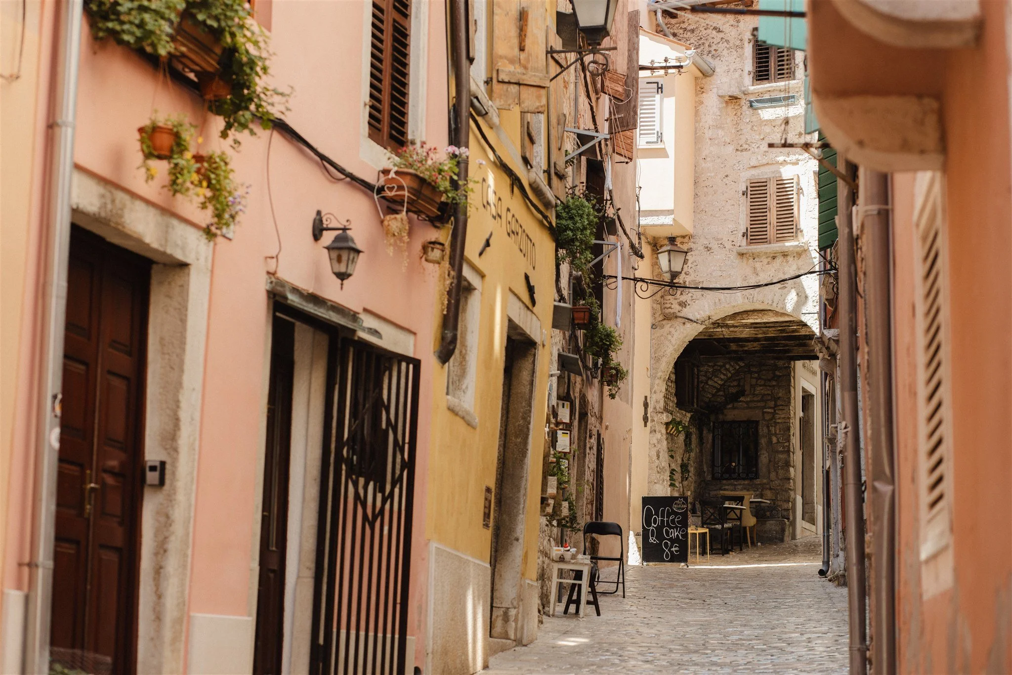 35-narrow-lane-in-rovinj-old-town.jpg