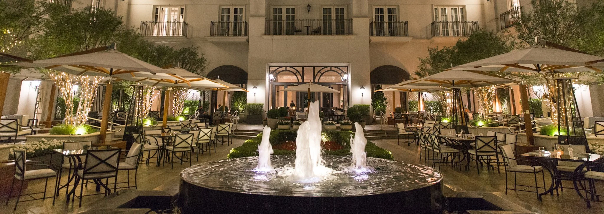 25-pateo-do-palacio-terrace-at-night.jpg
