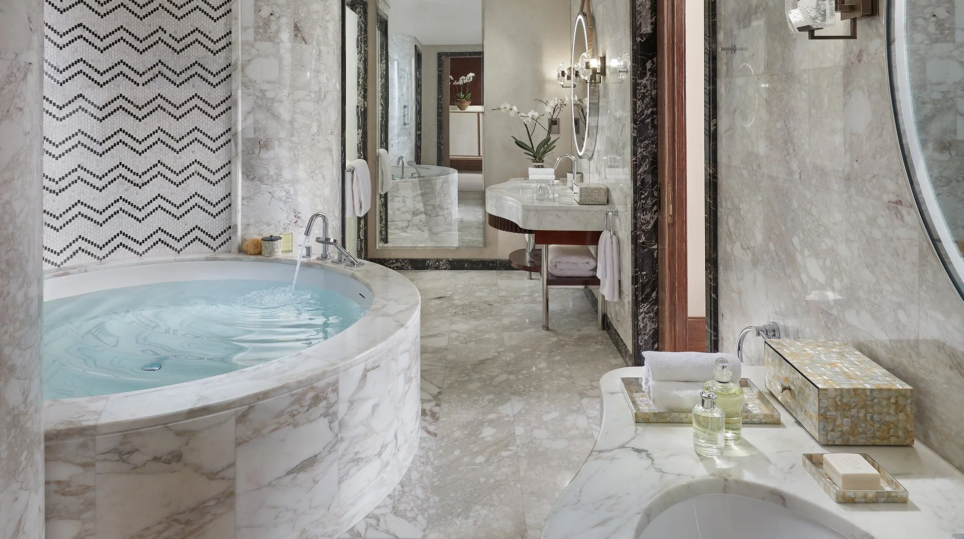 mandarin-oriental-doha-standard-bathroom.jpg