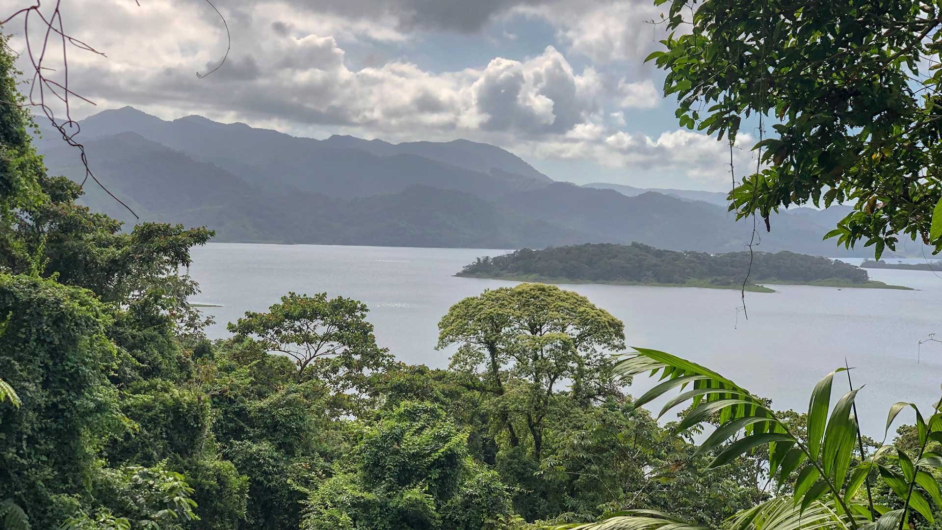 32-lake-and-mountain-landscape-near-arenal.jpg