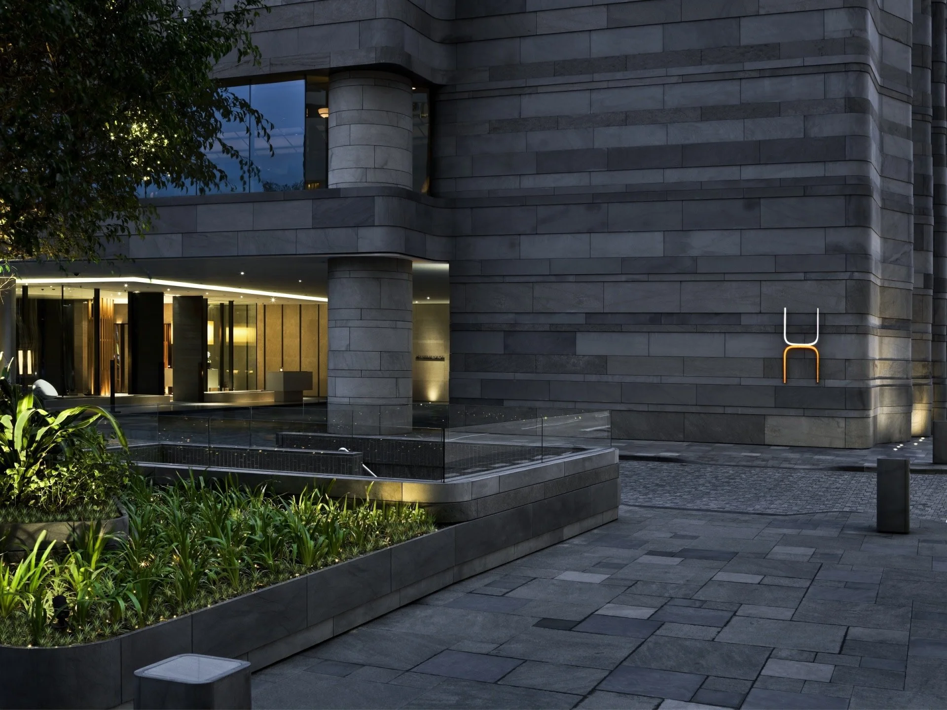 01-hotel-exterior-and-arrival.jpg