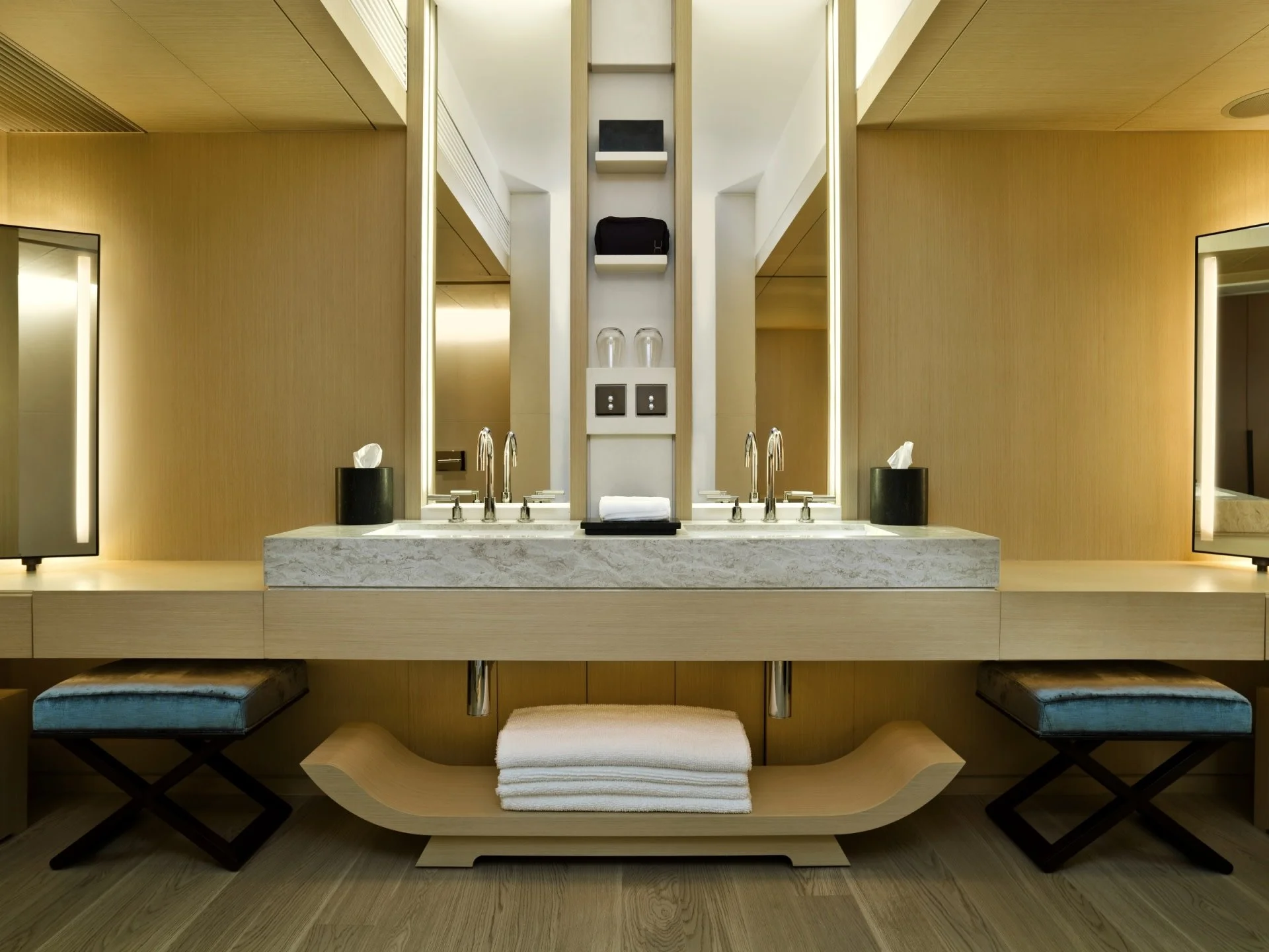 17-upper-suite-bathroom.jpg