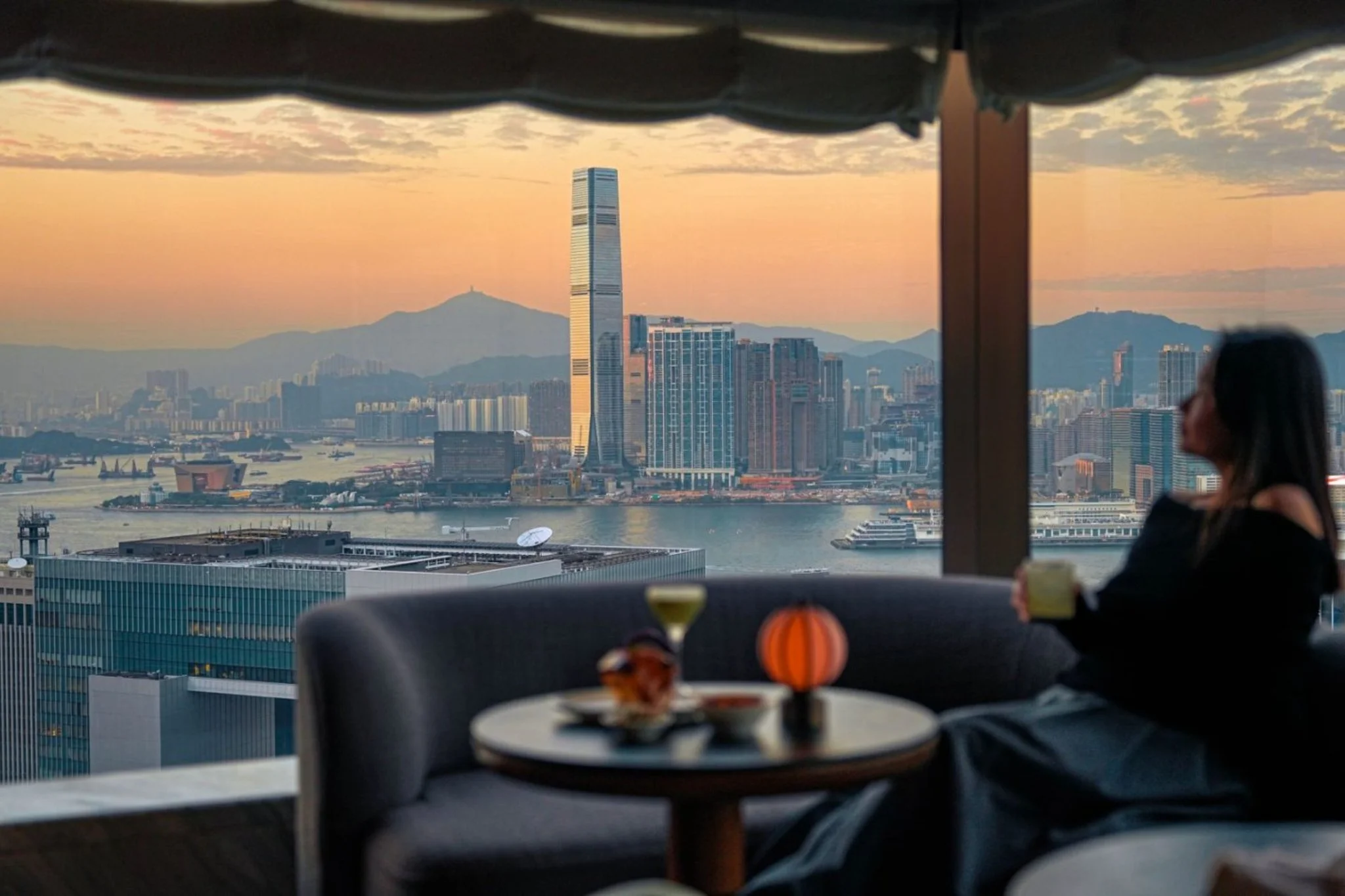 19-drinks-and-a-sunset-skyline-from-level-49.jpg