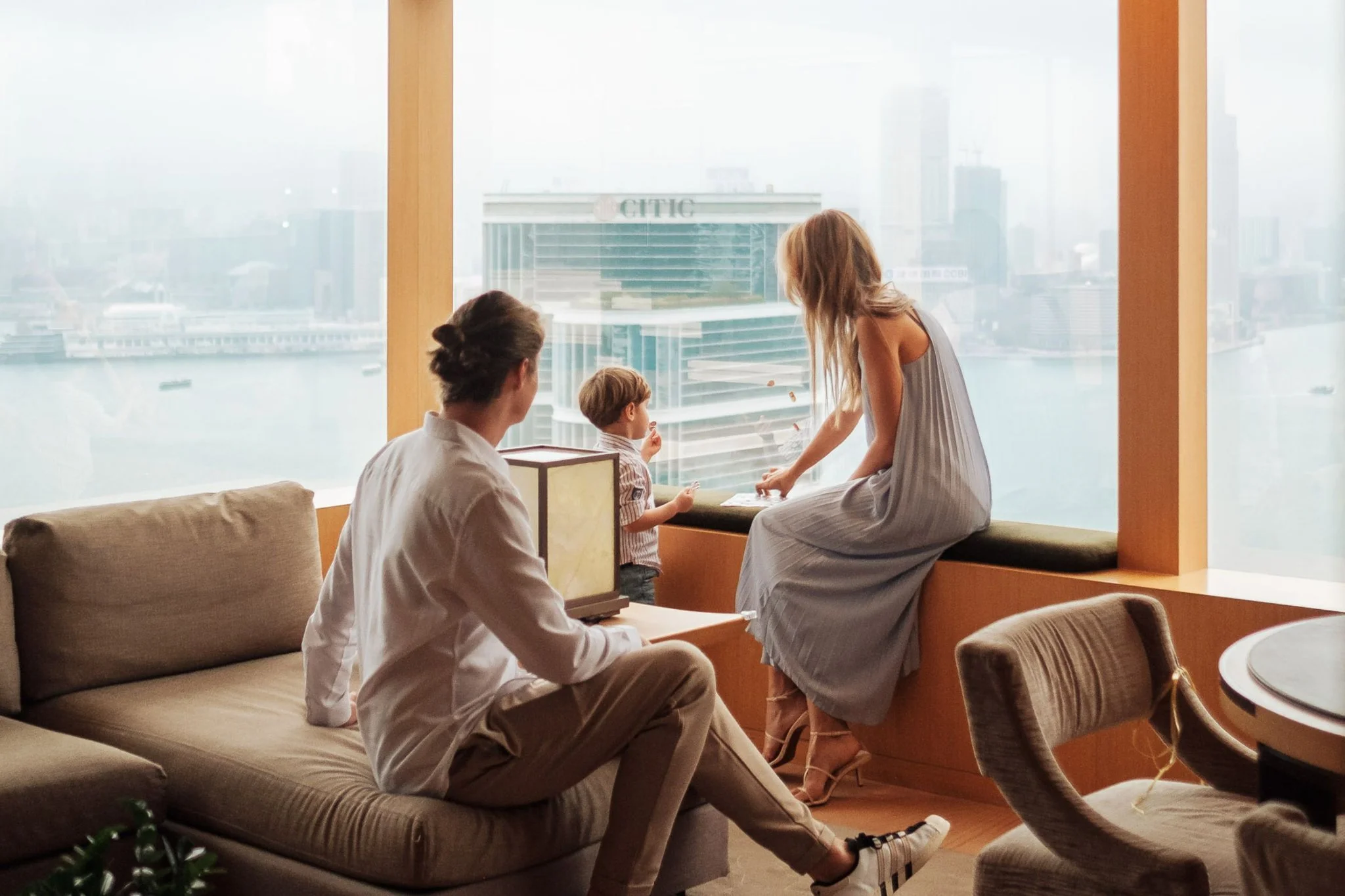 25-family-lifestyle-in-a-hotel-room.jpg