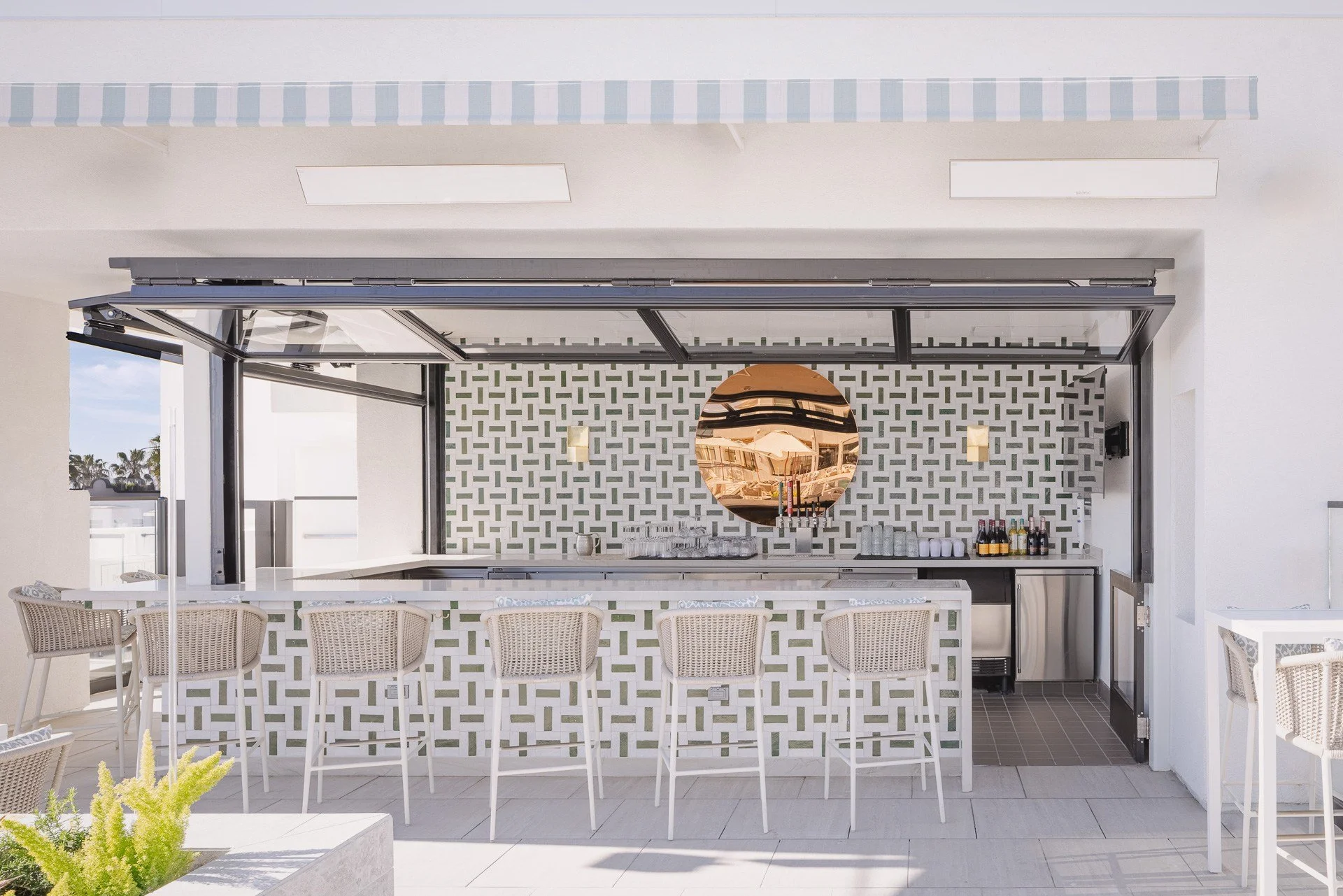 19-azure-bar-by-the-pool.jpg