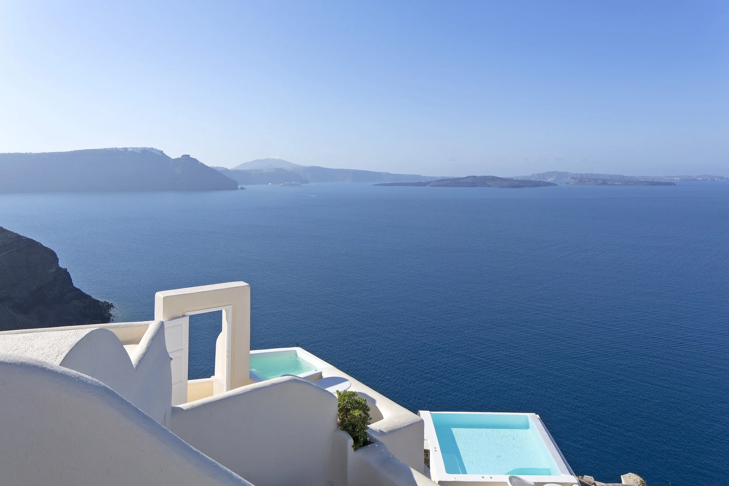 01-canaves-oia-suites-terraces-above-the-caldera.jpg