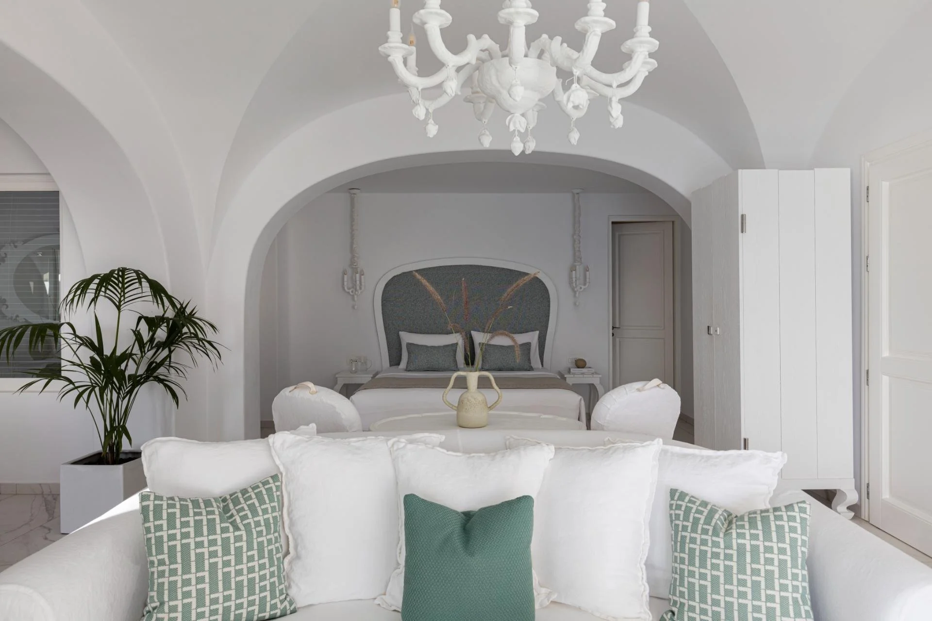 08-royal-pool-suite-bedroom.jpg
