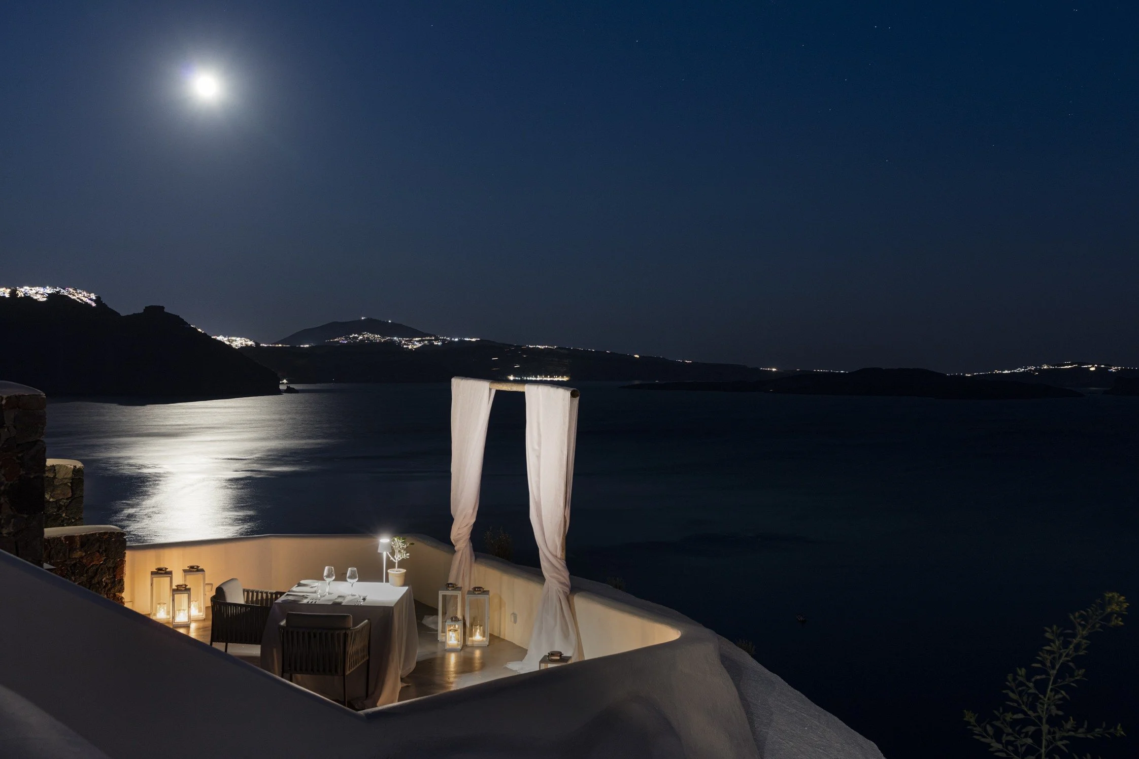 20-panorama-balcony-private-dining-under-moonlight.jpg