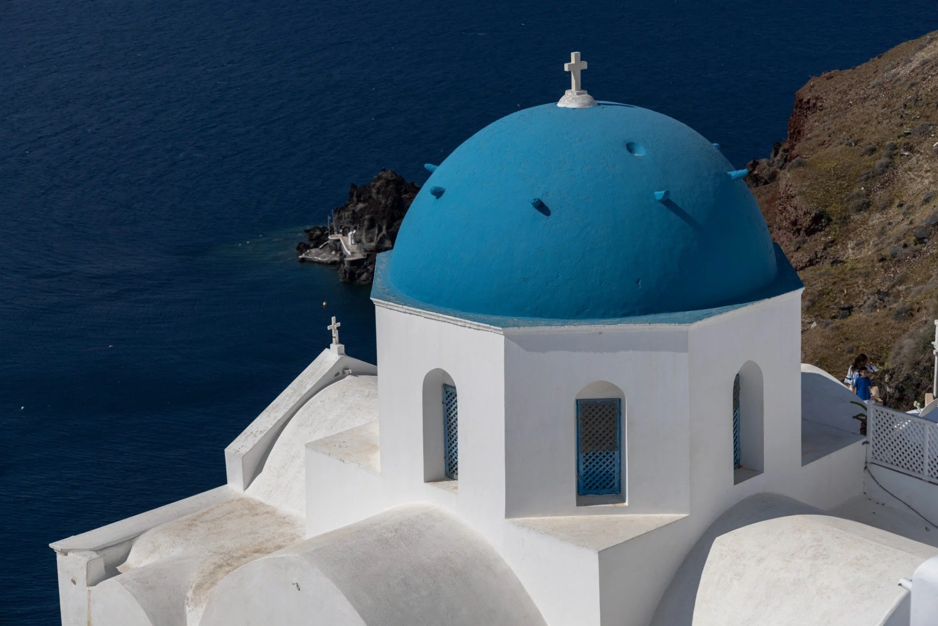 25-oia-blue-domed-church-and-caldera.jpg