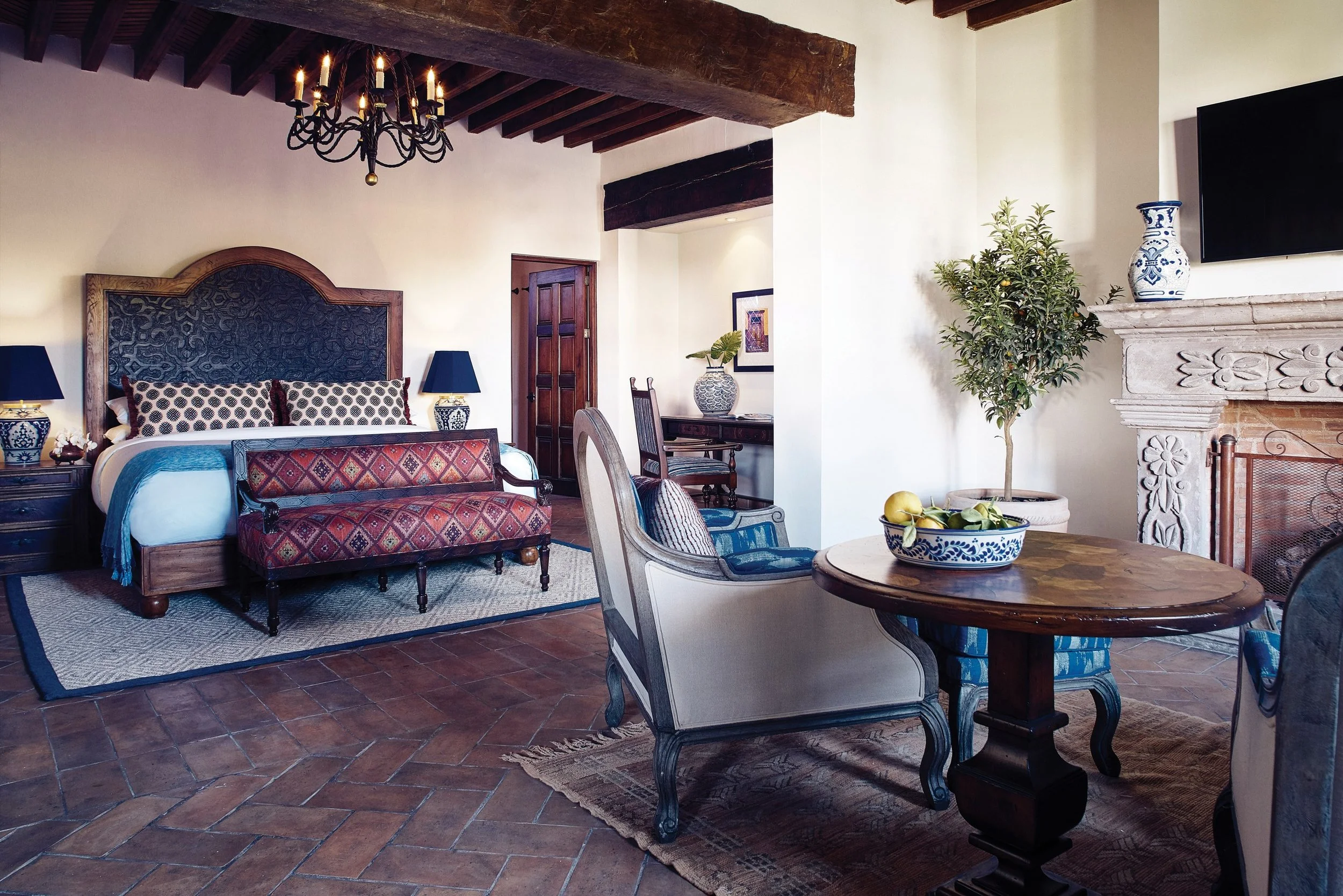 08-cantera-suite-bedroom-and-living-space.jpg