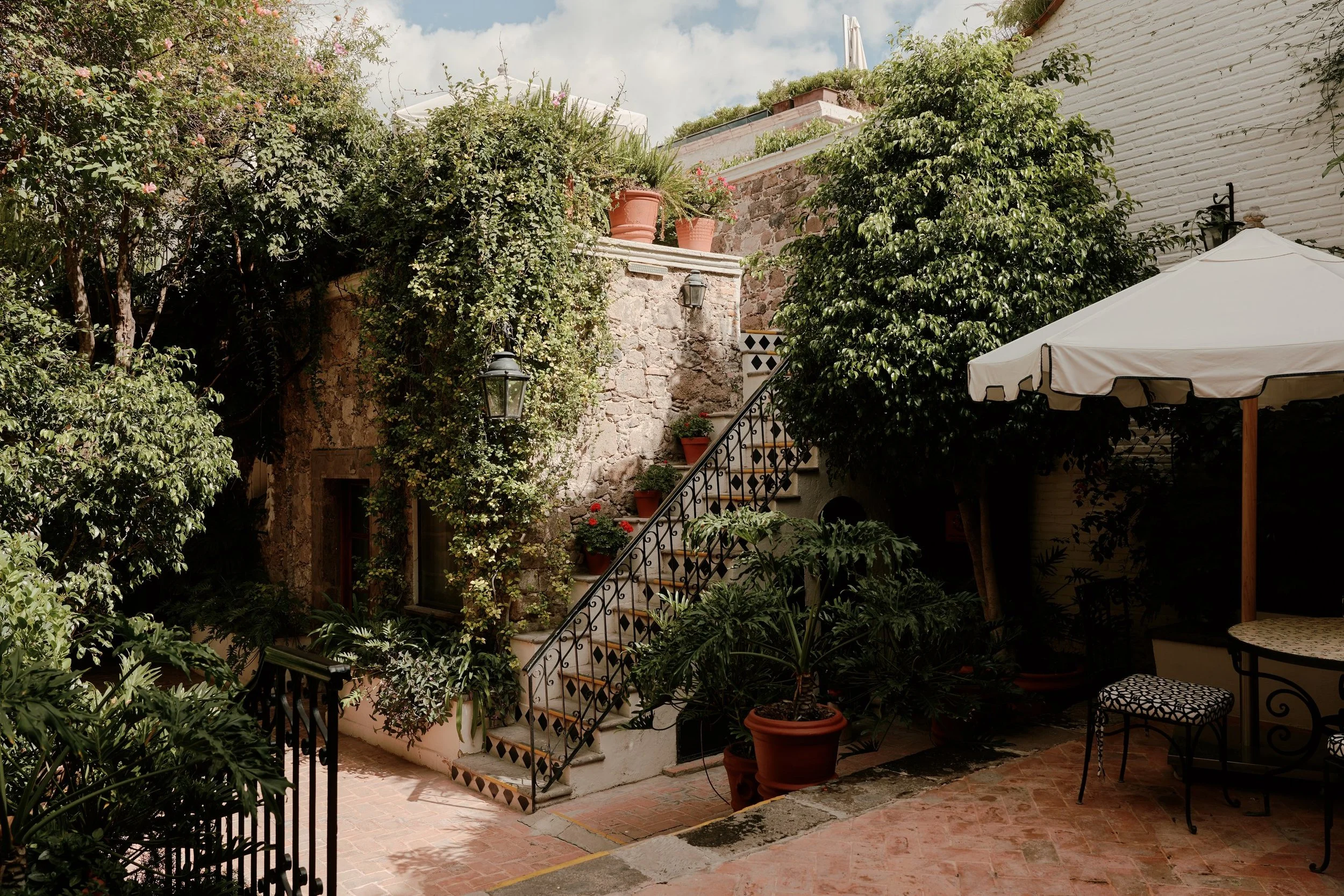 16-casa-fuente-courtyard-and-staircase.jpg