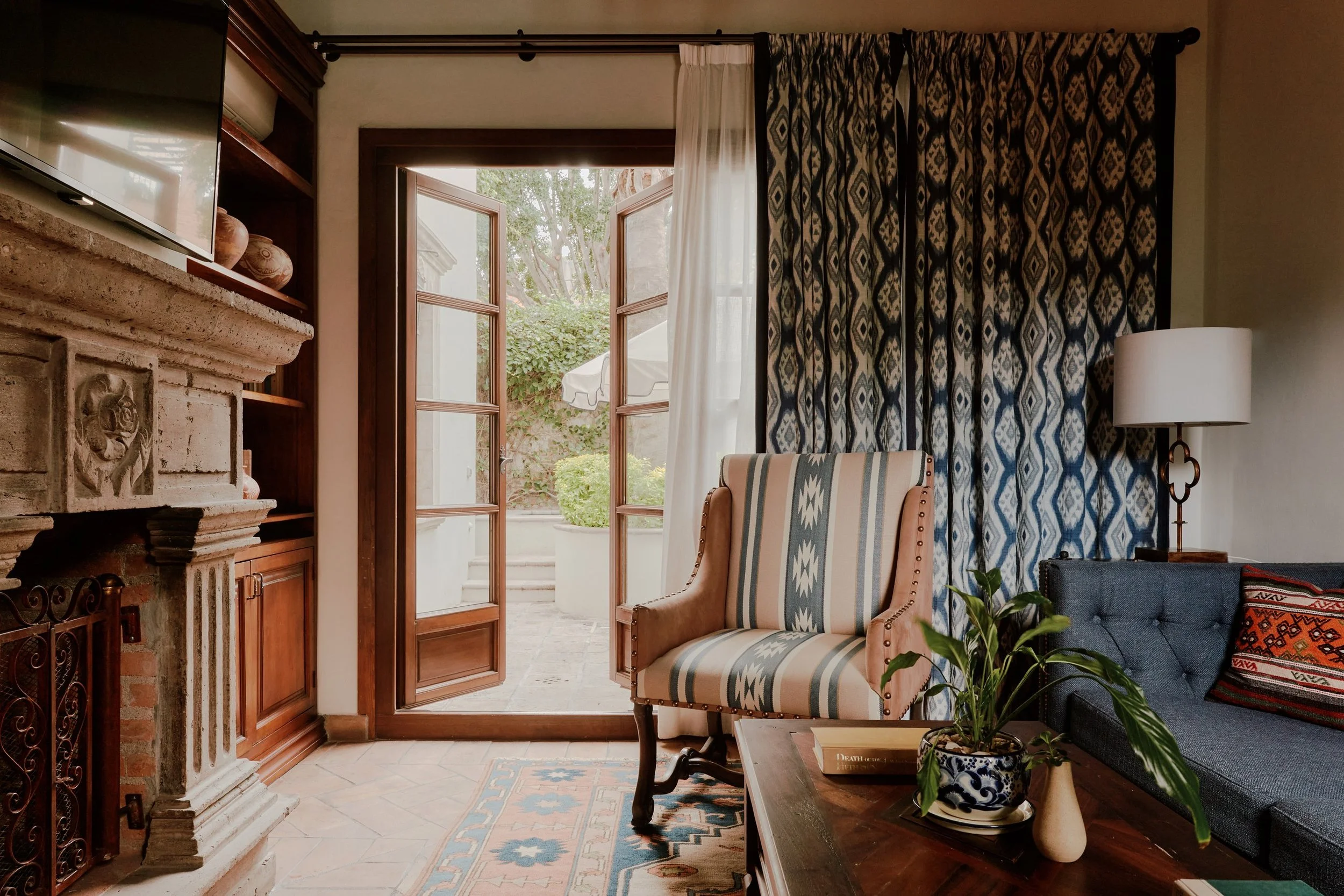 32-deluxe-one-bedroom-suite-living-area-in-casa-palma.jpg