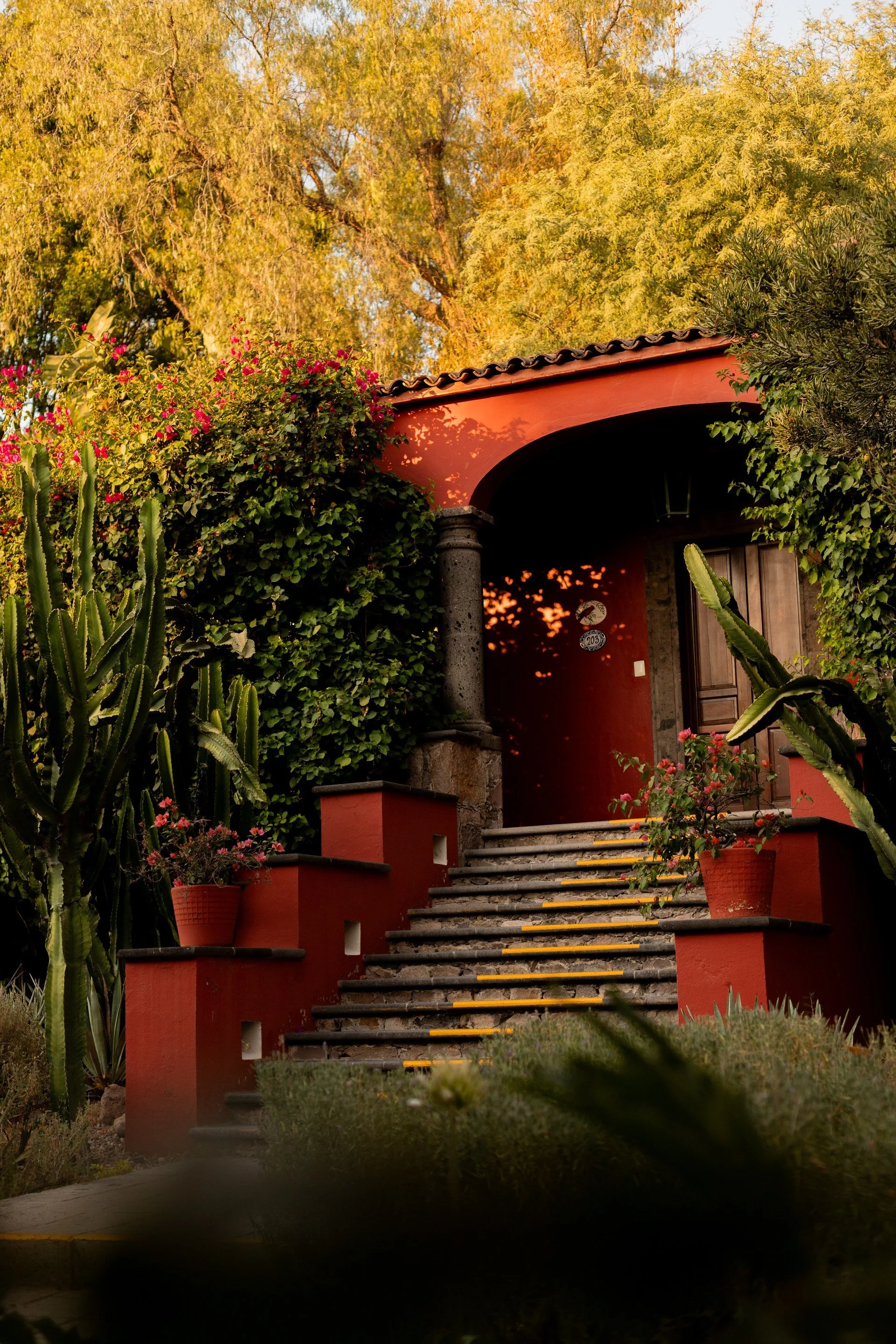 40-casa-parque-garden-staircase-and-red-facade.jpg