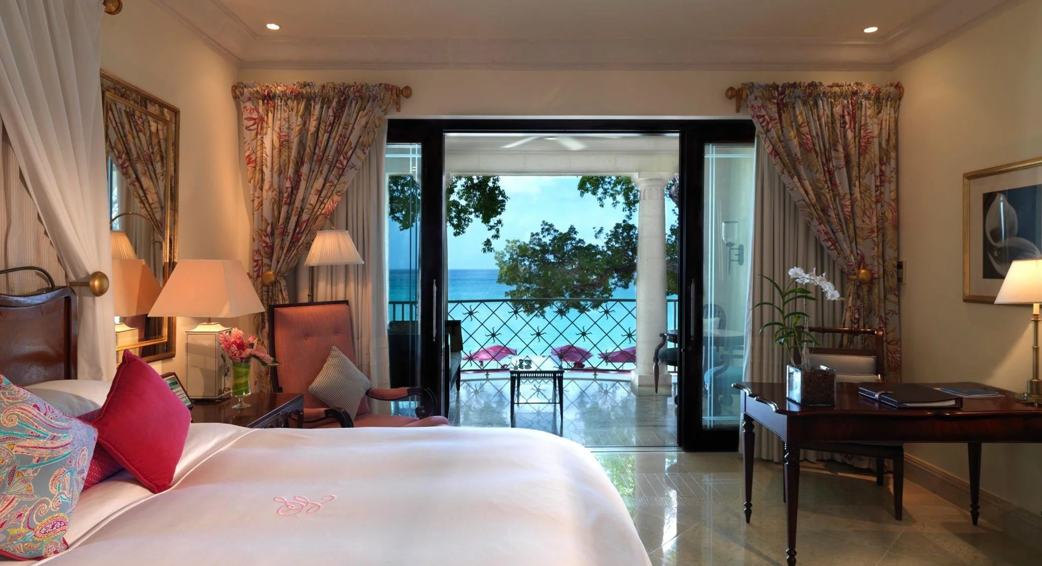 121342-Luxury-Ocean-Room-002-Hybris.jpg