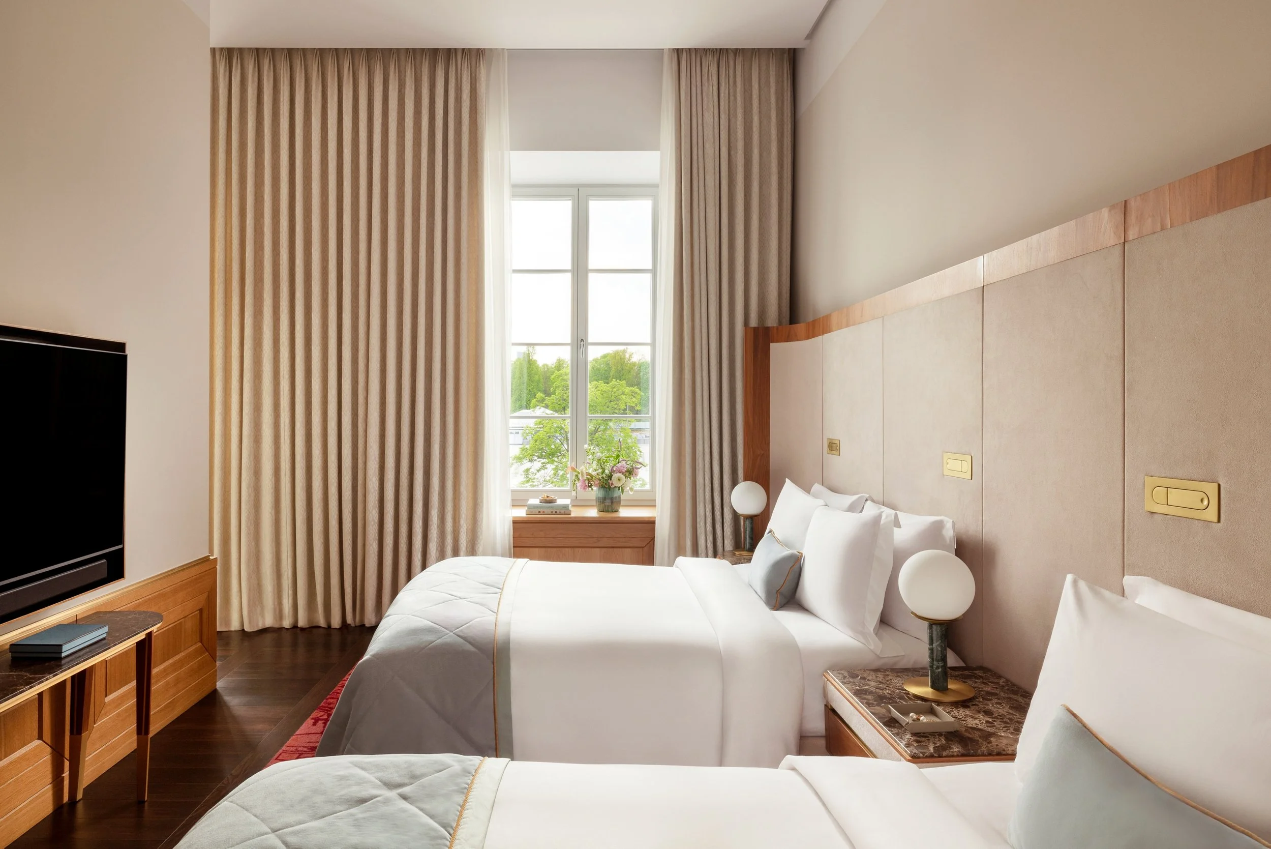 29-Executive-Suite-Double-Queen-Bedroom.jpg
