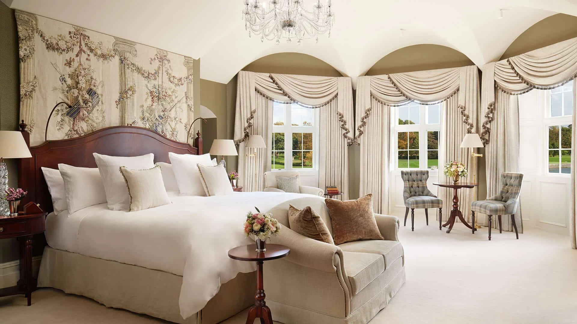 10-Deluxe-Room-Bedroom.jpg