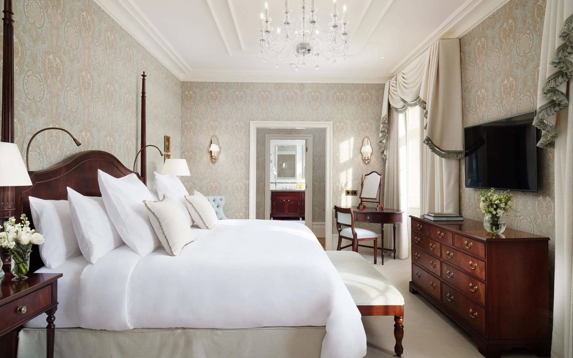 16-Lady-Caroline-Signature-Suite-Bedroom.jpg