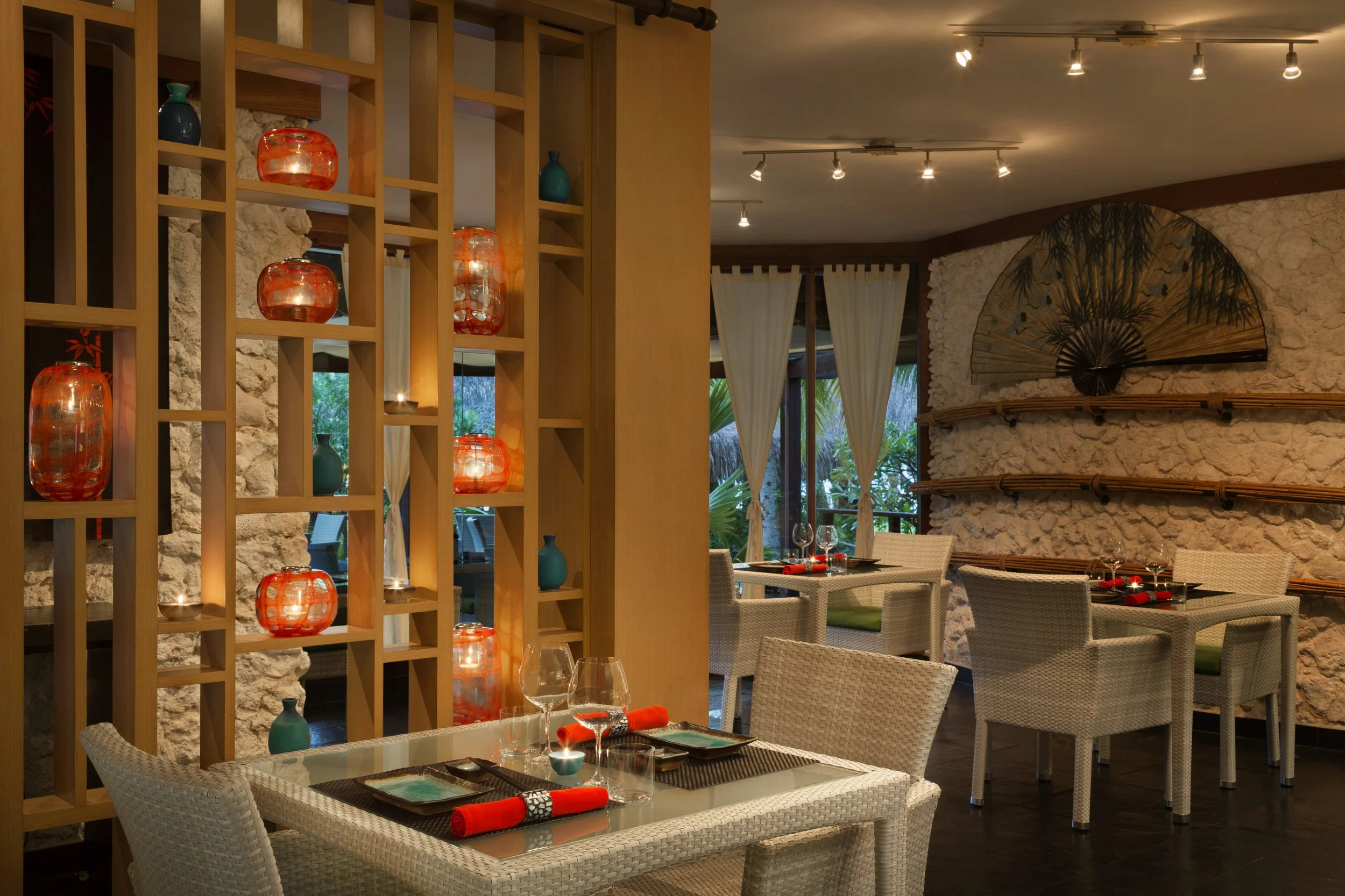23-St-Regis-Bora-Bora-Bamboo-Restaurant-Dining-Room.jpg