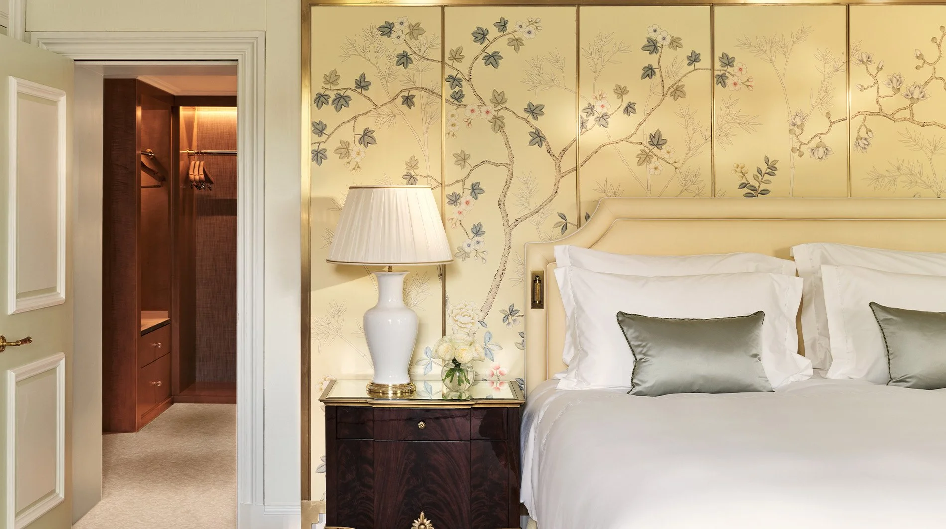 the-dorchester-Dorchester-Suite-bedroom.jpg