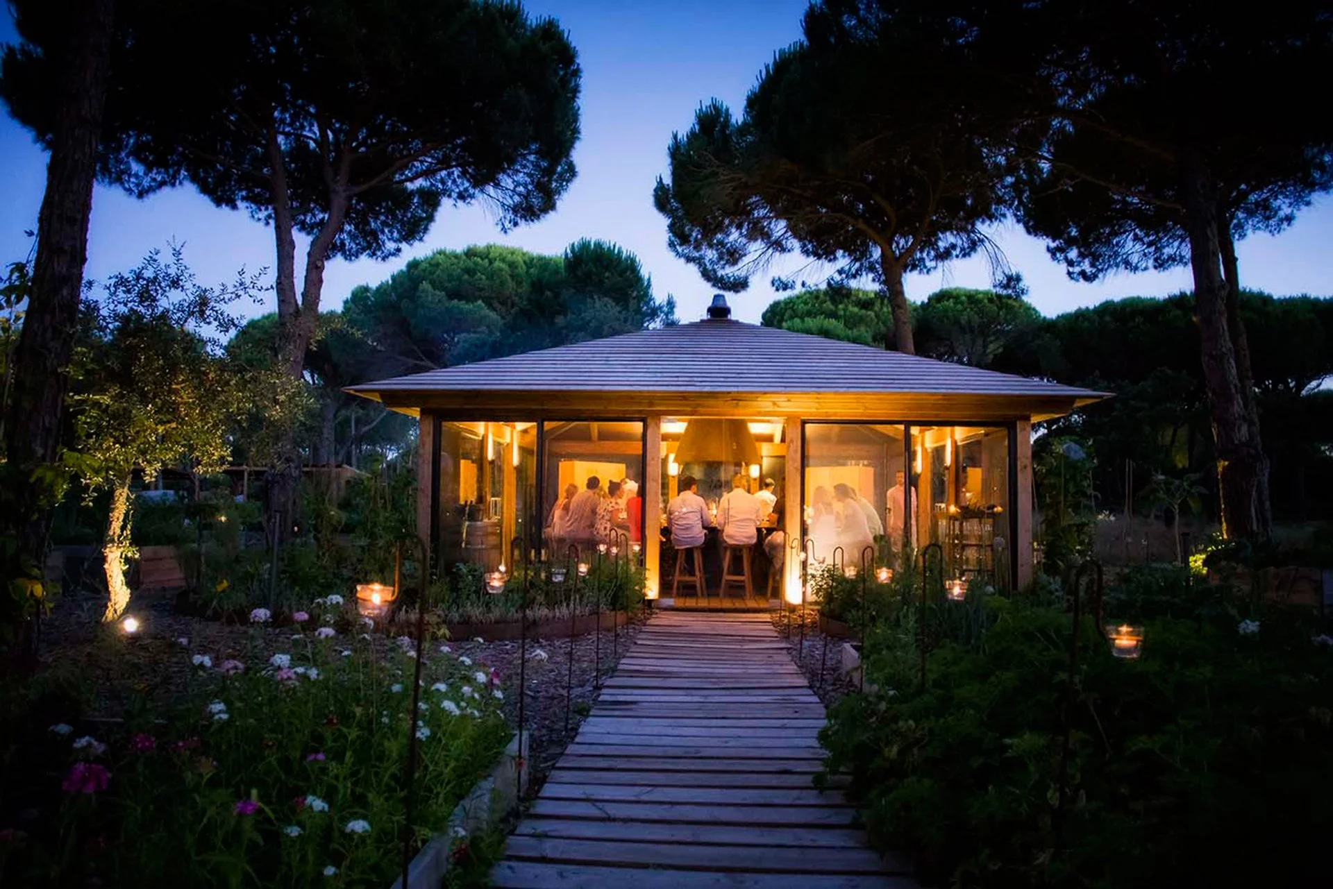 13-Food-Circle-Garden-Path-and-Restaurant.jpg