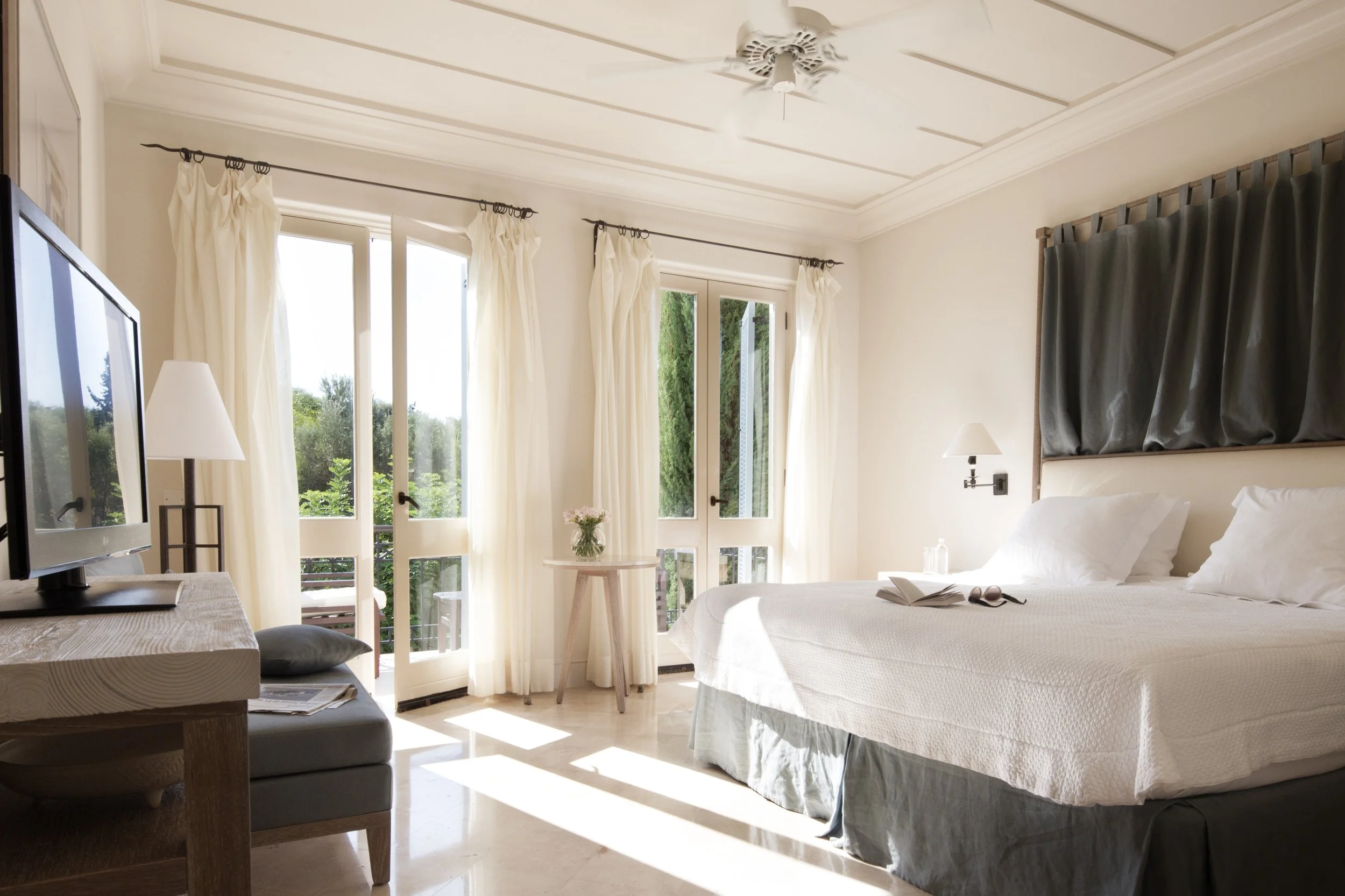 04-Anassa-Garden-View-Room-Bedroom.jpg