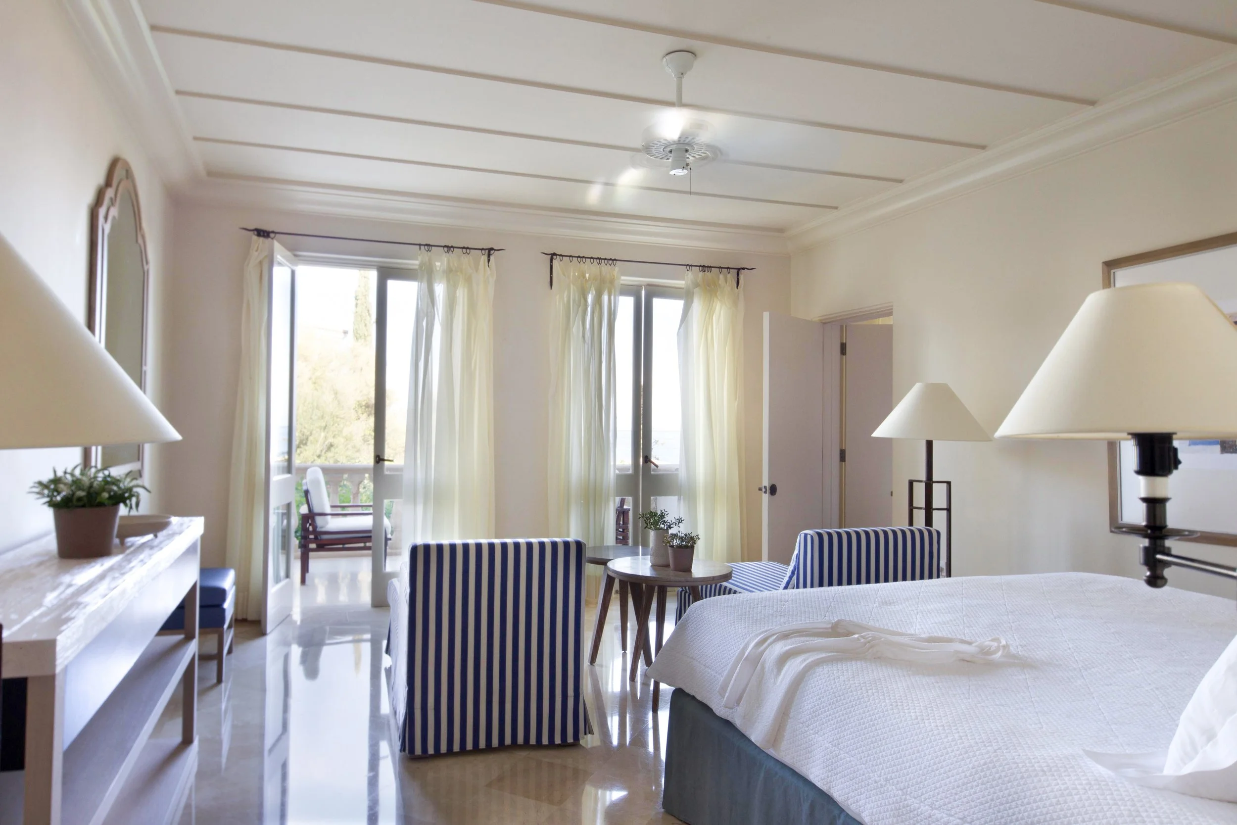 08-Anassa-Interconnecting-Studio-Suites-Bedroom.jpg
