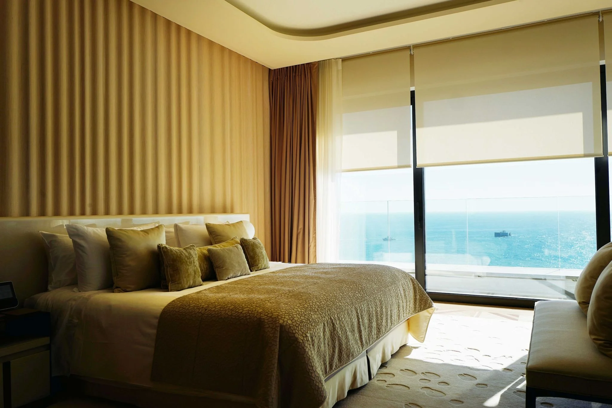 07-Diamond-Suite-Princess-Grace-Bedroom.jpg