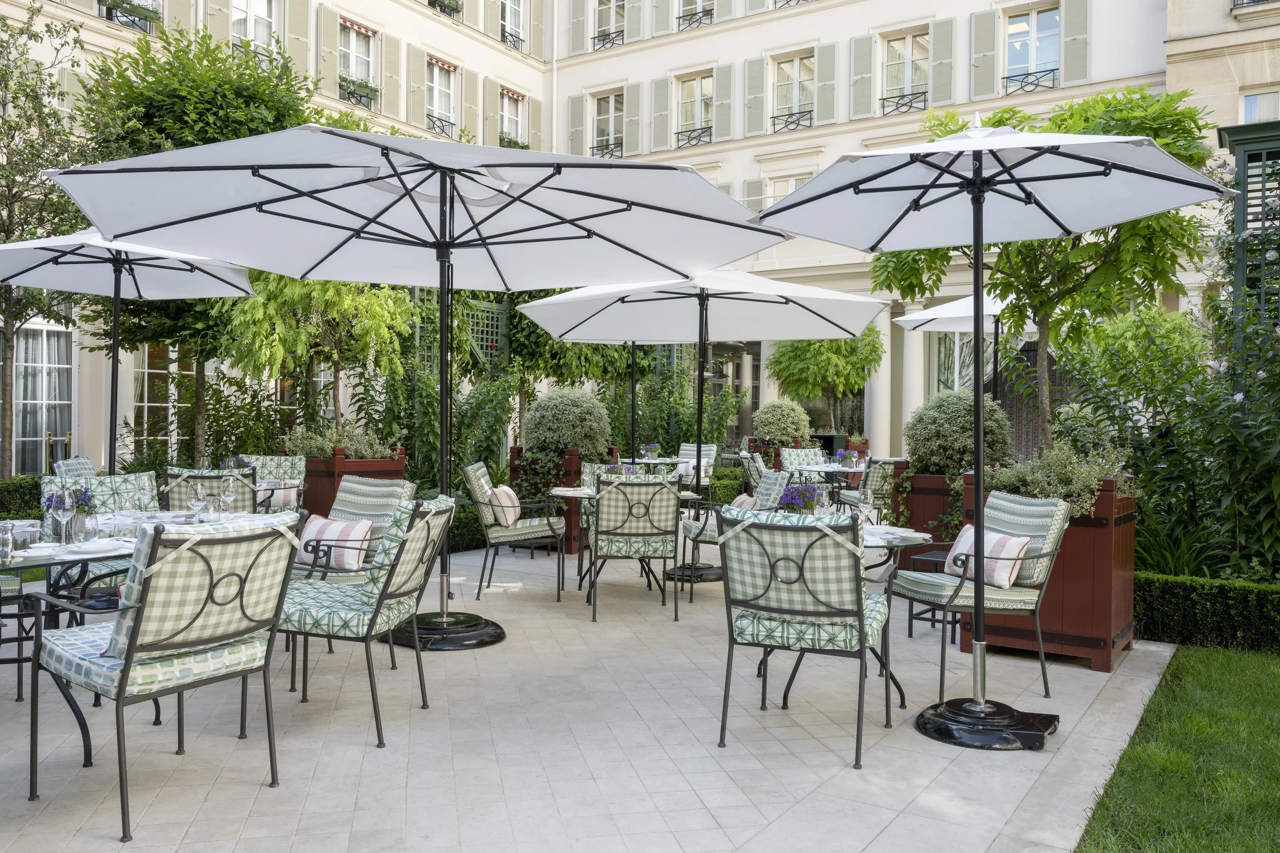 Le-Jardin-Francais-Terrace-Dining.jpg