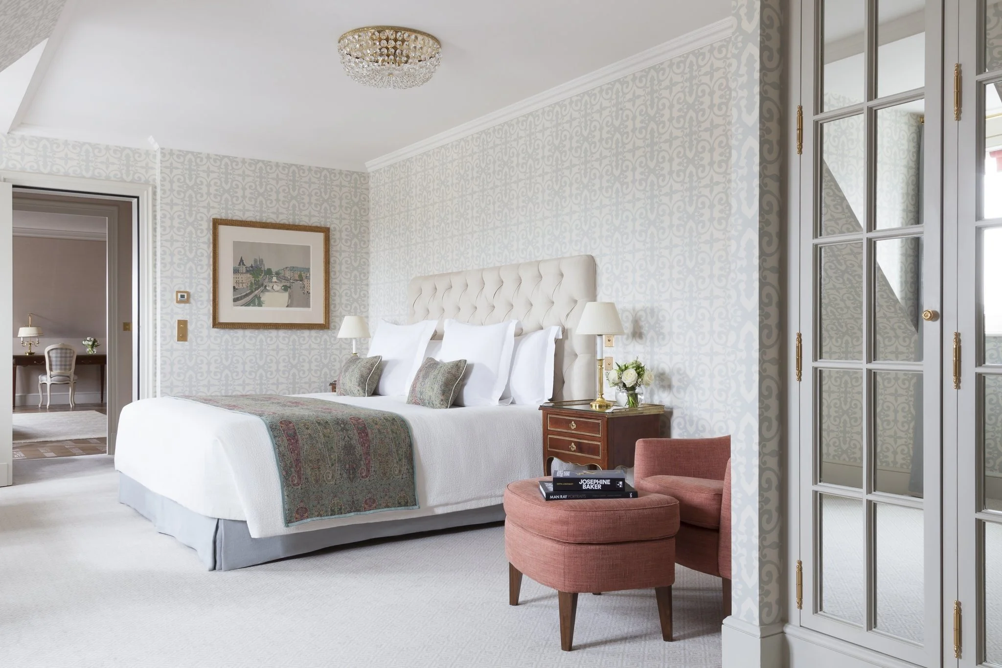 Suite-1925-Bedroom-and-Sitting-Area.jpg