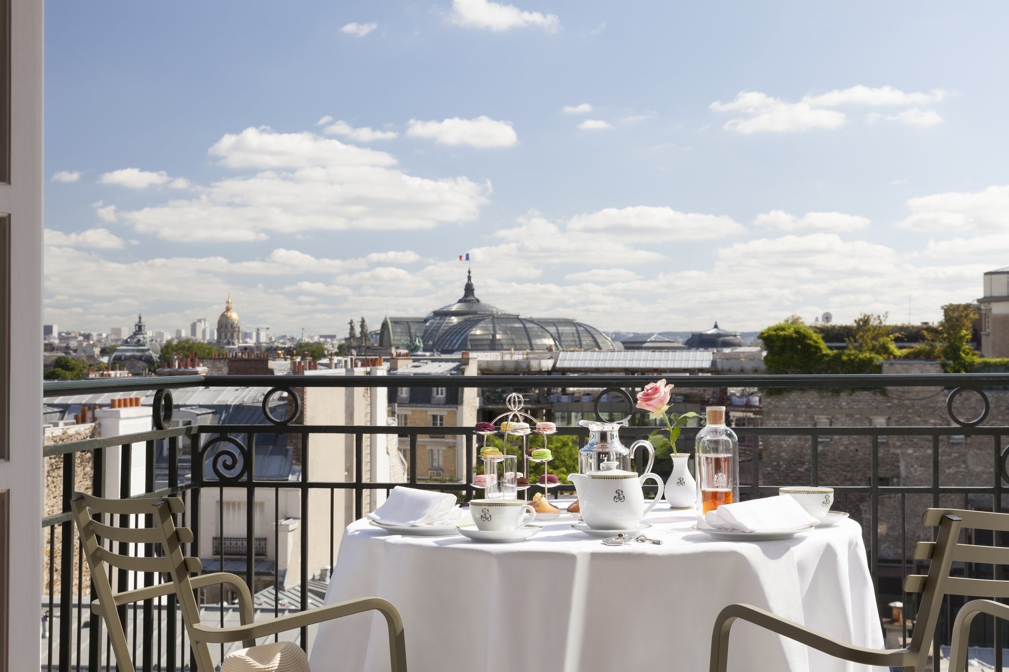 Suite-Honeymoon-Balcony-and-Paris-View.jpg