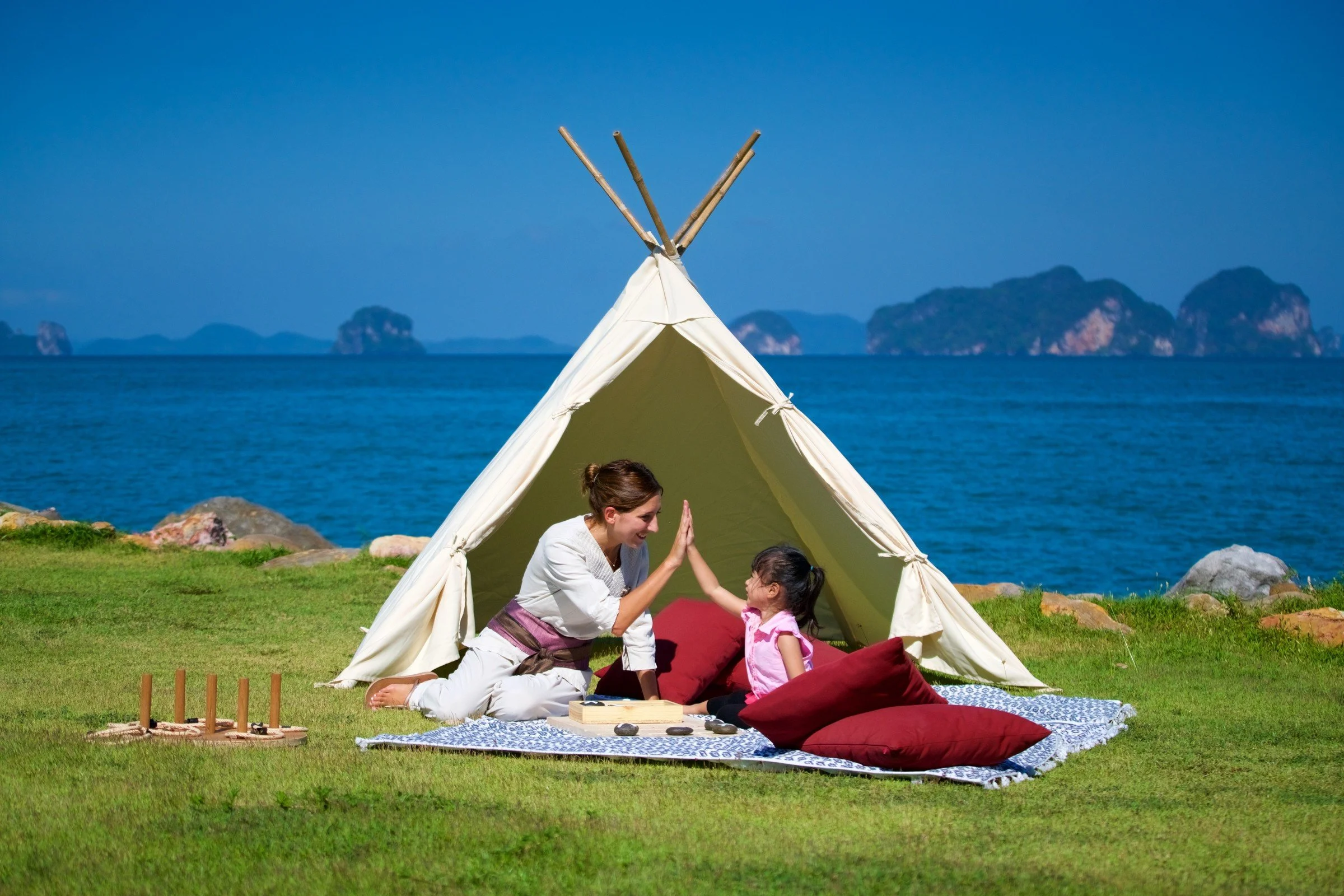 035-Family-Picnic-on-the-Resort-Lawn.jpg