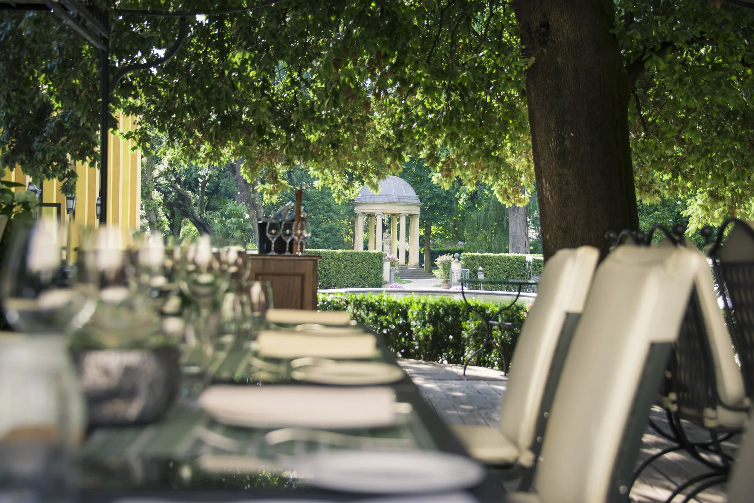 Four-Seasons-Firenze-Al-Fresco-Garden-Dining.jpg