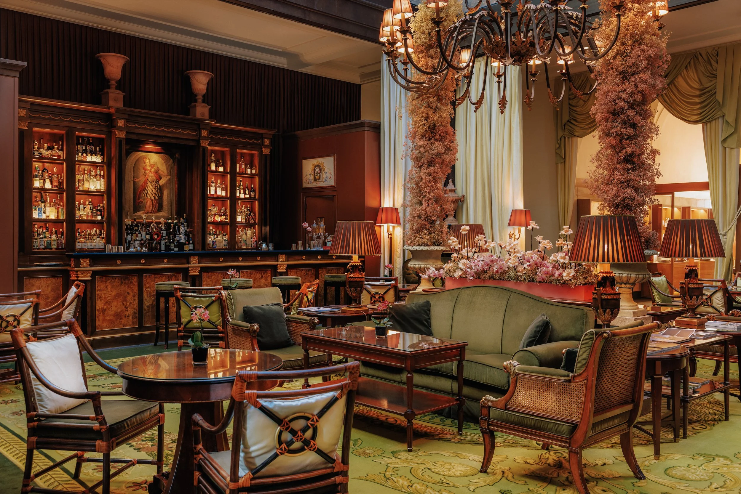Four-Seasons-Firenze-Atrium-Bar-Interior.jpg