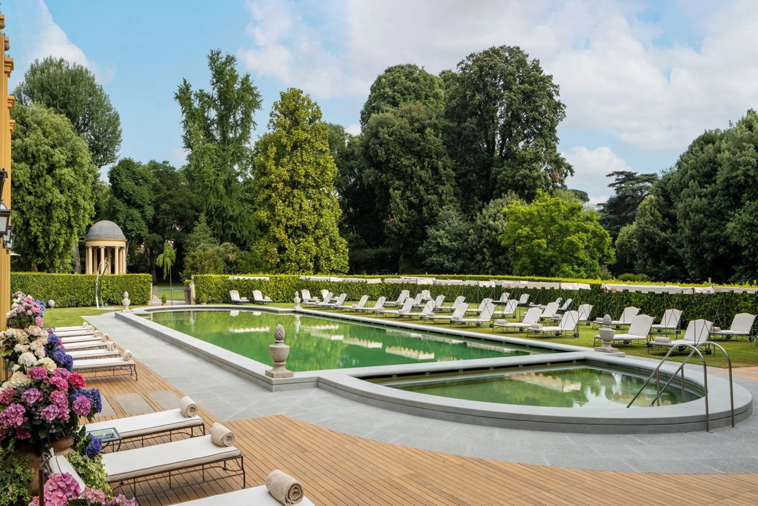Four-Seasons-Firenze-Formal-Garden-and-Fountain.jpg