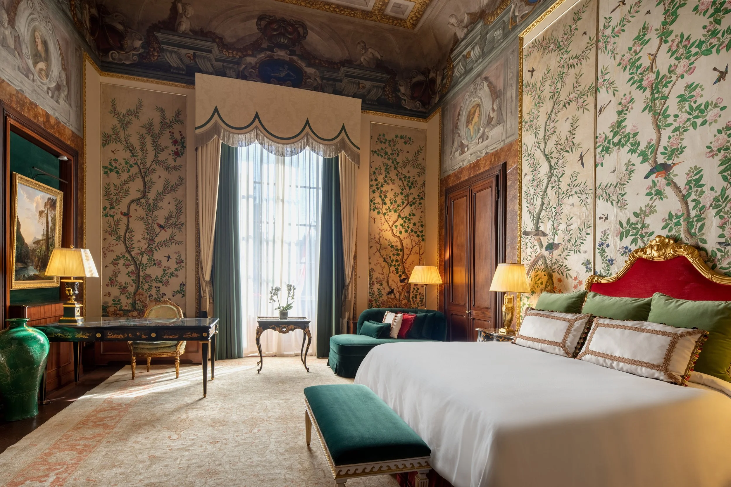 Four-Seasons-Firenze-Gallery-Suite-Bedroom-Example.jpg