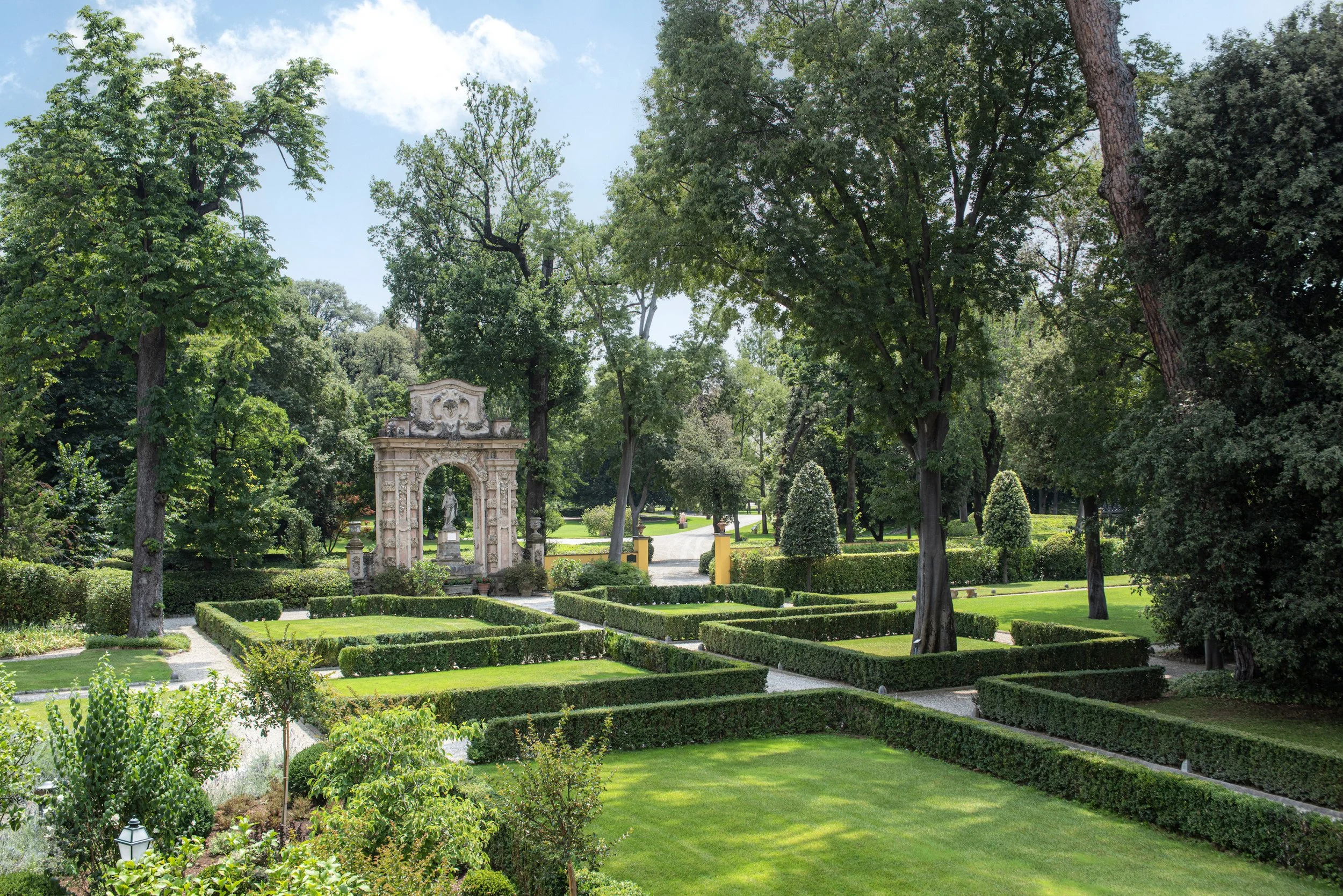 Four-Seasons-Firenze-Garden-Planting-and-Fountains.jpg